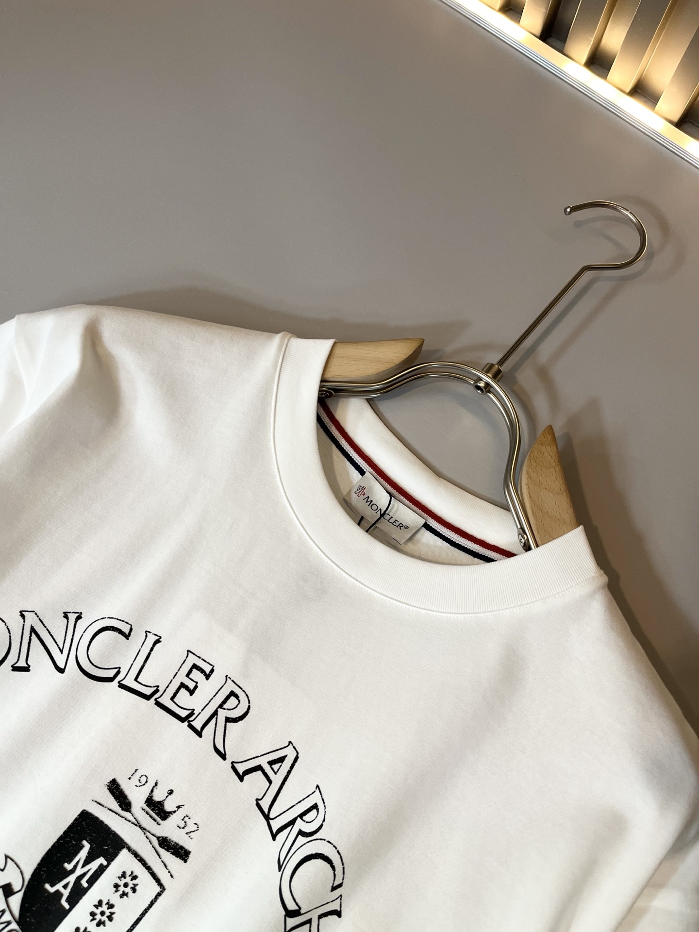 Moncler蒙家 2026春夏最新男女同款👫贸易订单短袖T恤，全品相！！网红款！采用logo图案印花设