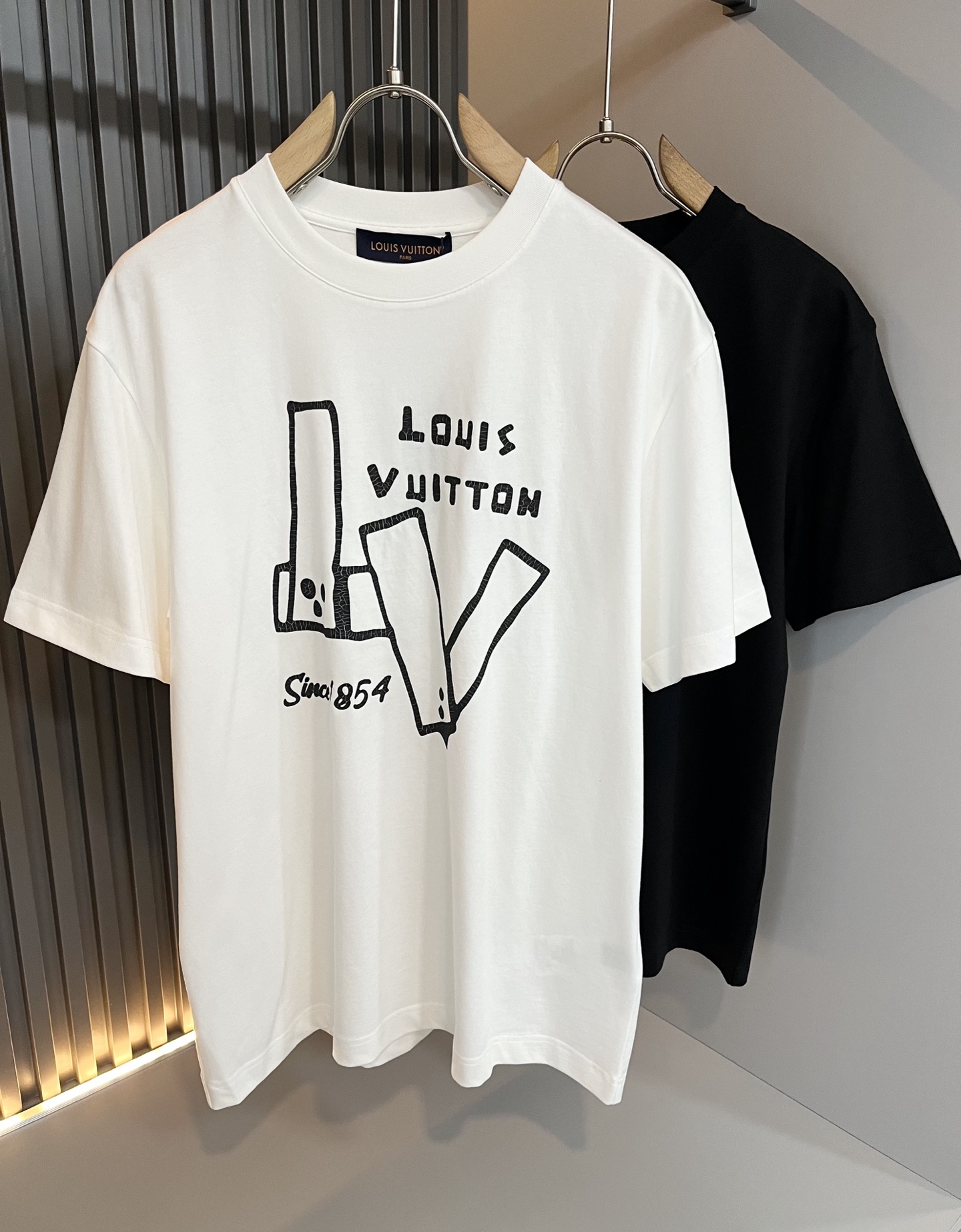 LouisVuitt*路易*登 2026春夏全新系列单品上线，非常时髦前卫的一款男女同款短袖T恤，标识l