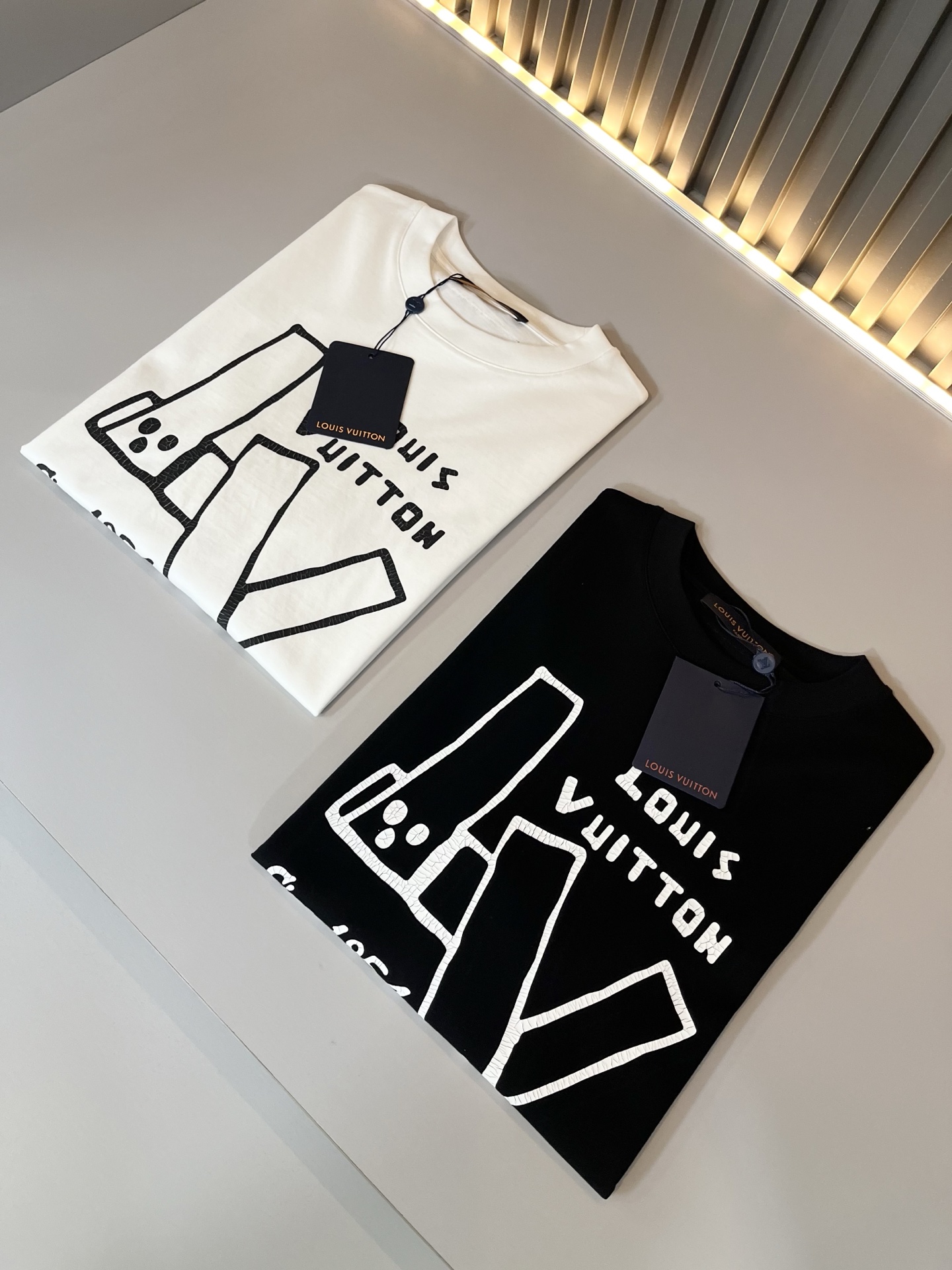 LouisVuitt*路易*登 2026春夏全新系列单品上线，非常时髦前卫的一款男女同款短袖T恤，标识l