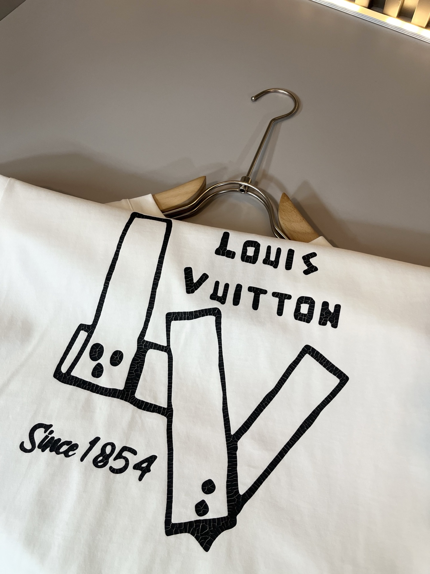 LouisVuitt*路易*登 2026春夏全新系列单品上线，非常时髦前卫的一款男女同款短袖T恤，标识l