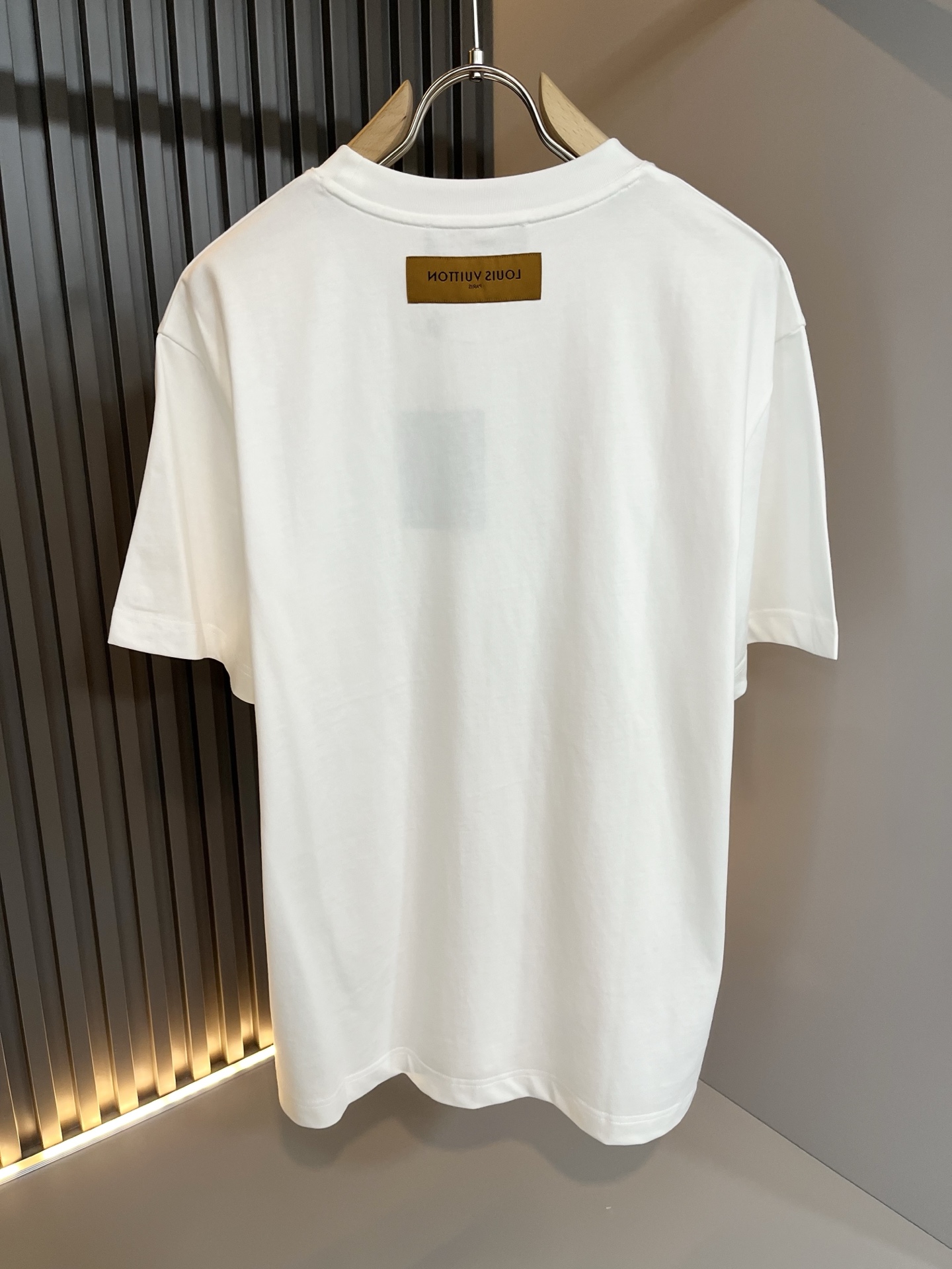 LouisVuitt*路易*登 2026春夏全新系列单品上线，非常时髦前卫的一款男女同款短袖T恤，标识l