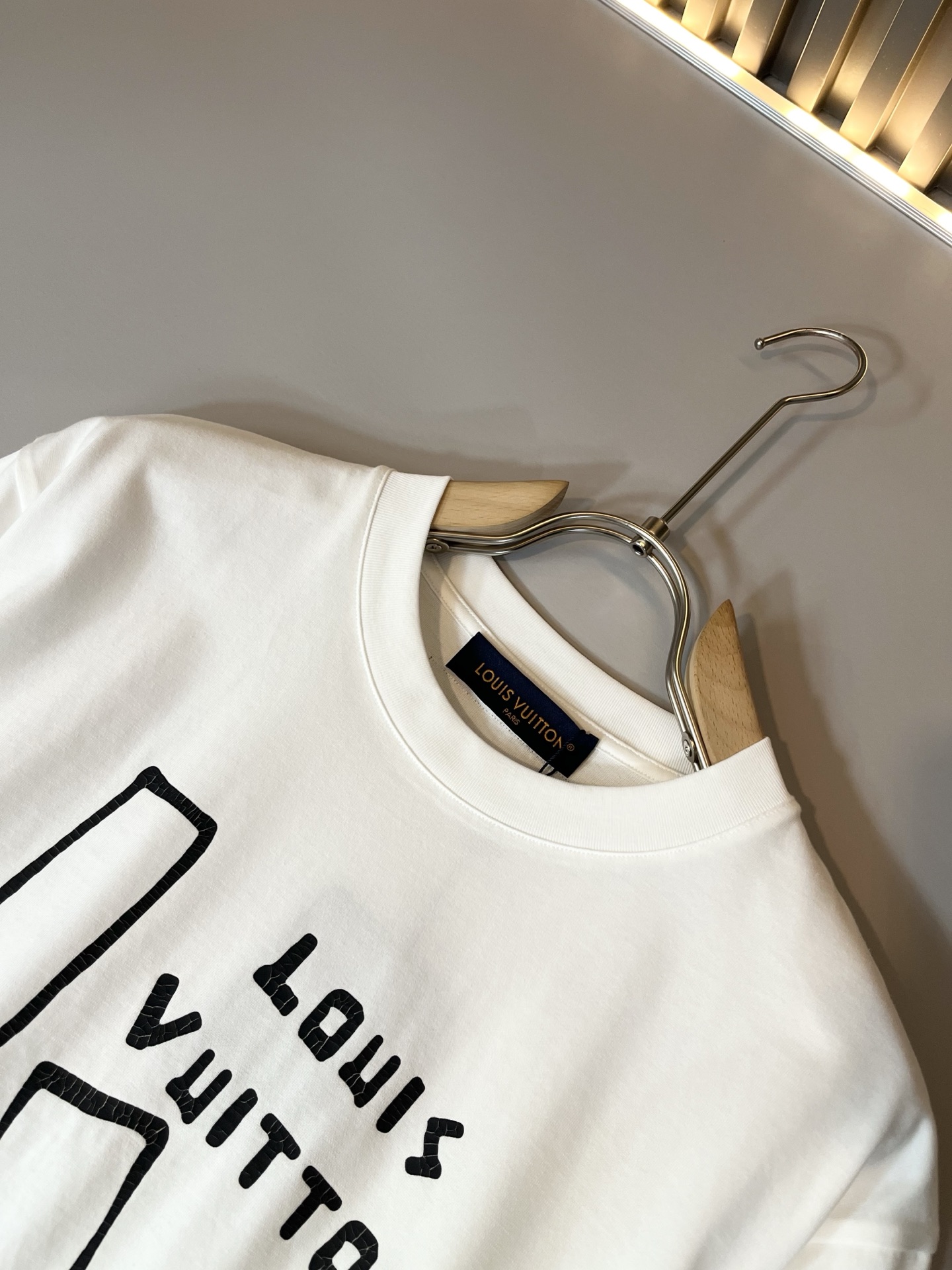 LouisVuitt*路易*登 2026春夏全新系列单品上线，非常时髦前卫的一款男女同款短袖T恤，标识l