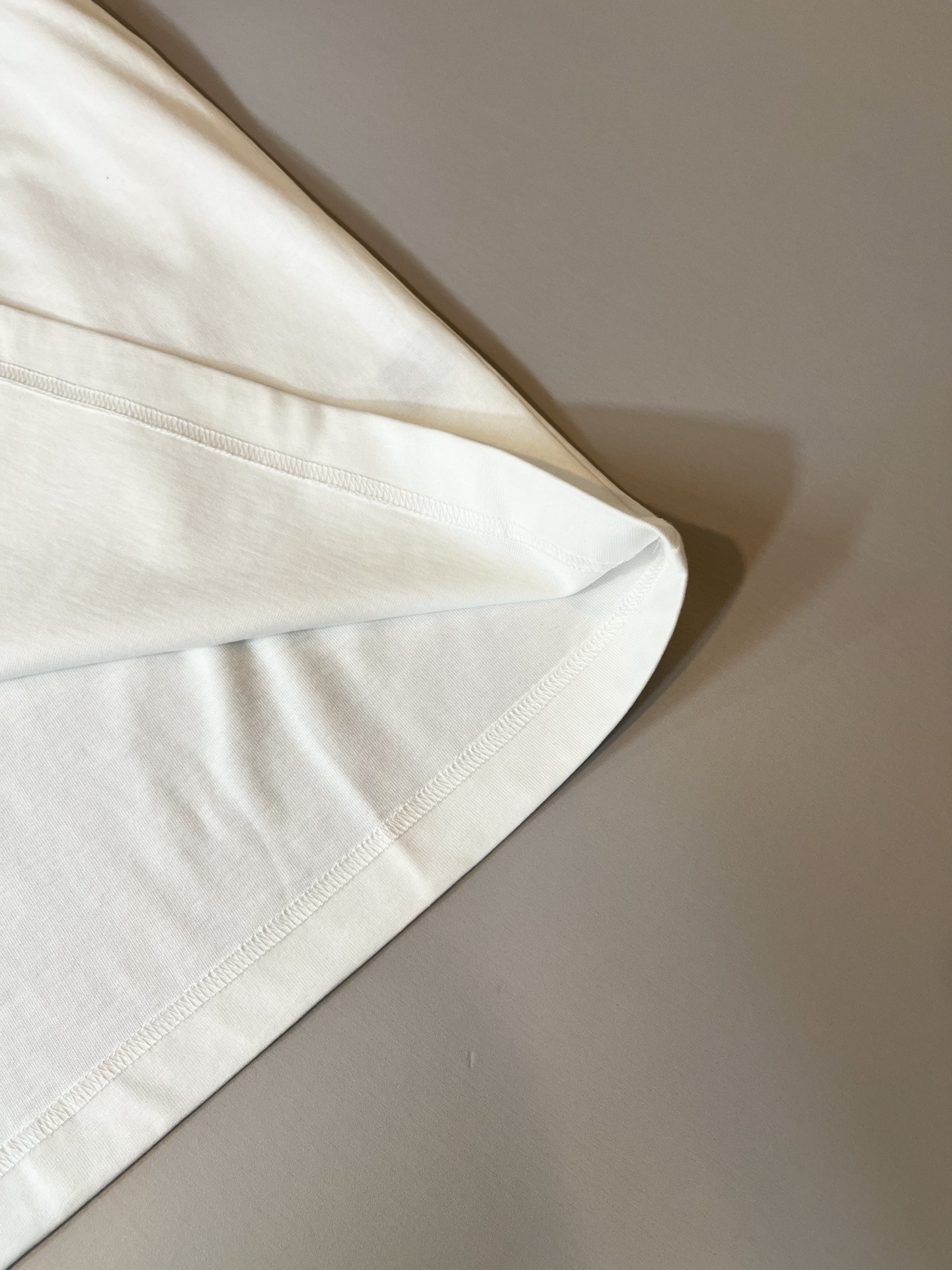 LouisVuitt*路易*登 2026春夏全新系列单品上线，非常时髦前卫的一款男女同款短袖T恤，标识l