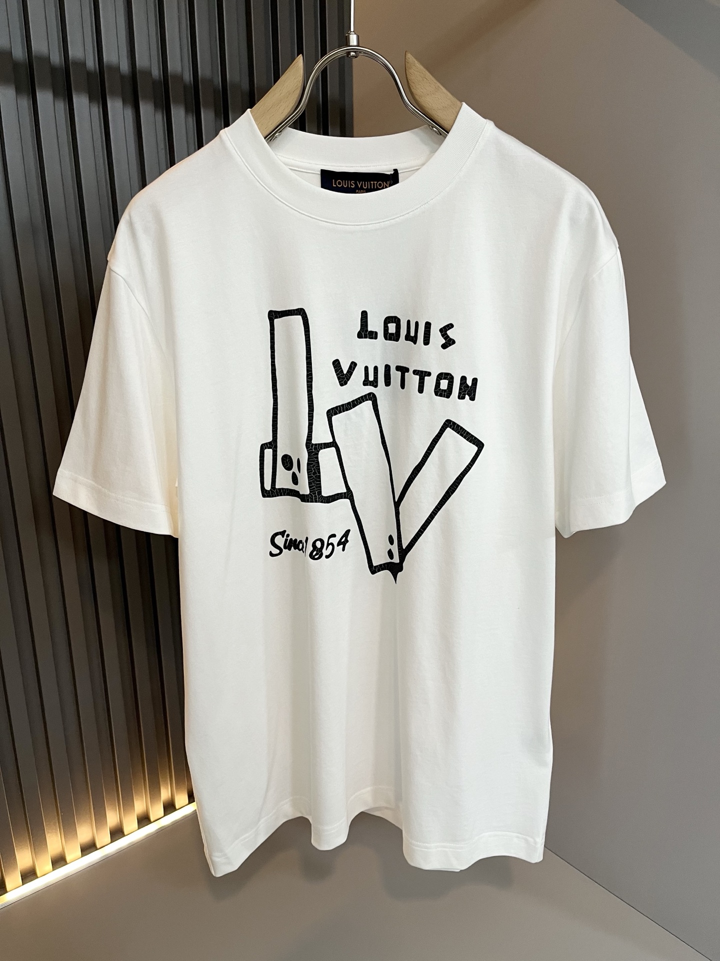 LouisVuitt*路易*登 2026春夏全新系列单品上线，非常时髦前卫的一款男女同款短袖T恤，标识l