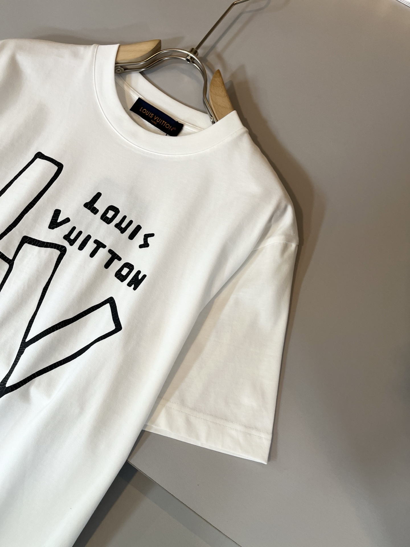 LouisVuitt*路易*登 2026春夏全新系列单品上线，非常时髦前卫的一款男女同款短袖T恤，标识l