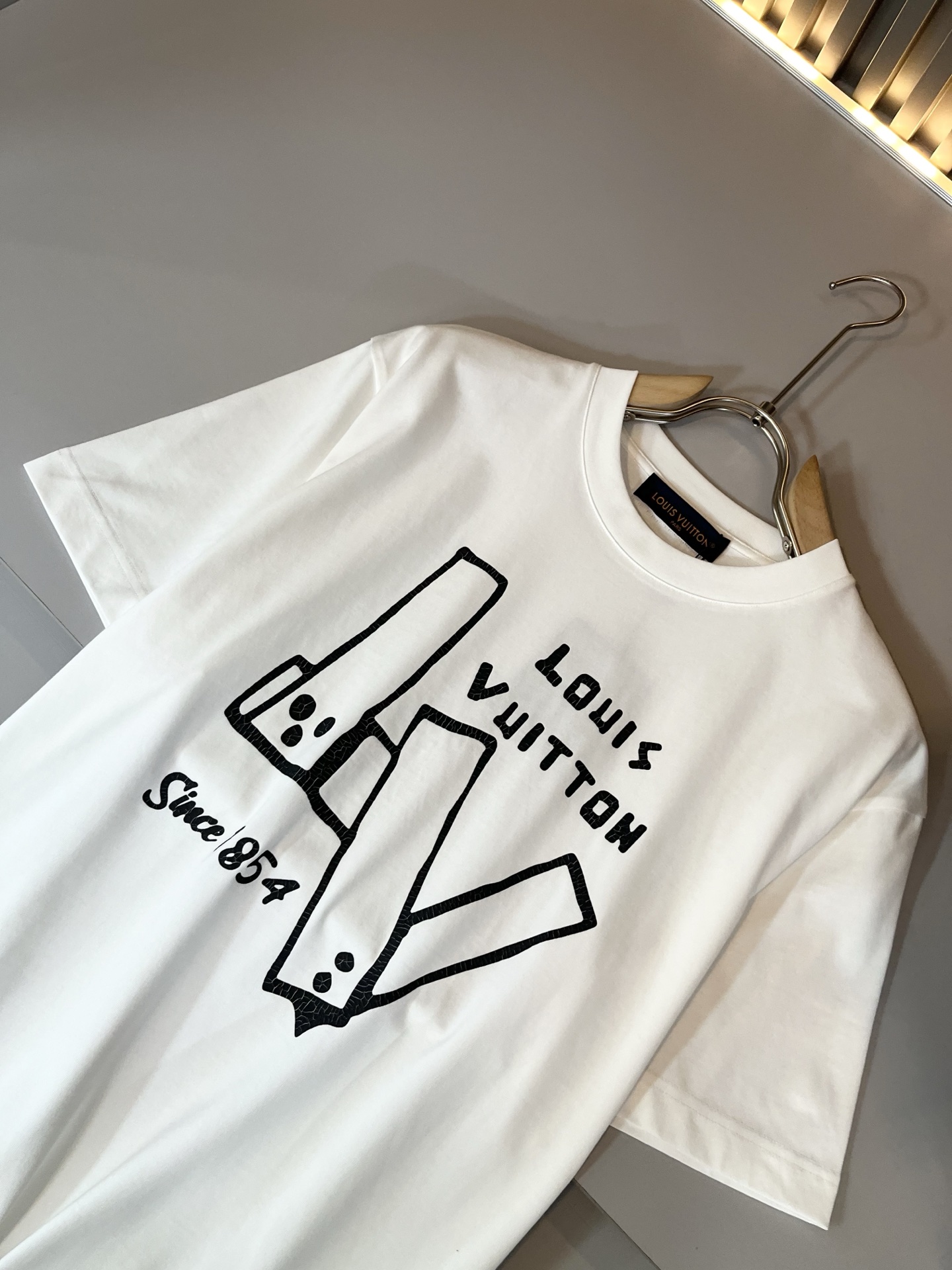 LouisVuitt*路易*登 2026春夏全新系列单品上线，非常时髦前卫的一款男女同款短袖T恤，标识l