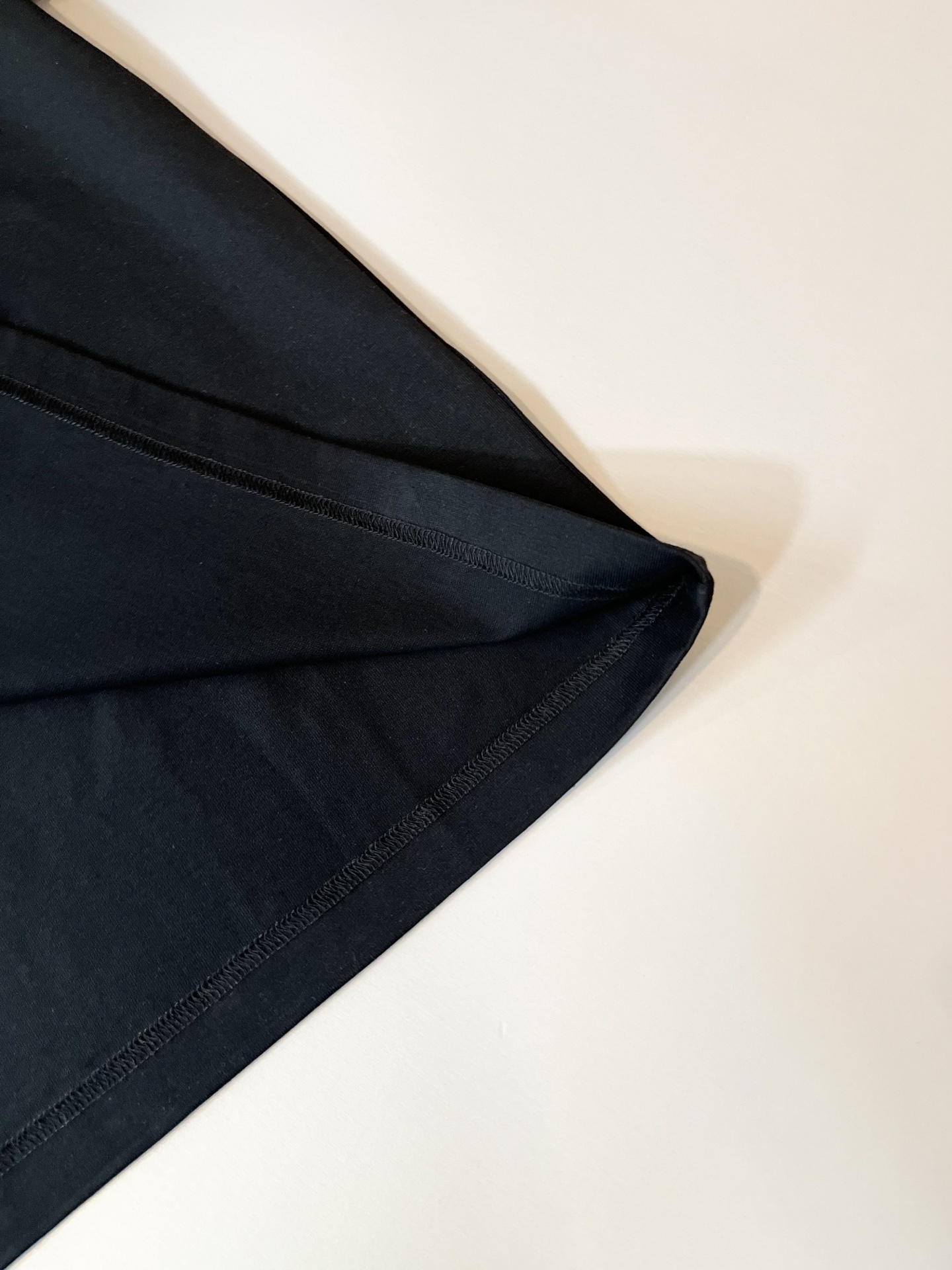 LouisVuitt*路易*登 2026春夏全新系列单品上线，非常时髦前卫的一款男女同款短袖T恤，标识l