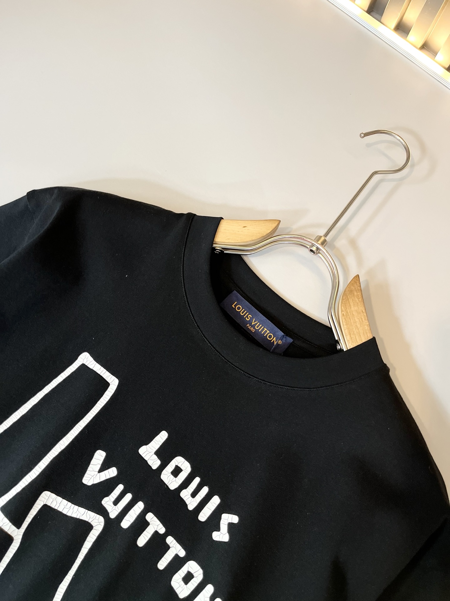 LouisVuitt*路易*登 2026春夏全新系列单品上线，非常时髦前卫的一款男女同款短袖T恤，标识l