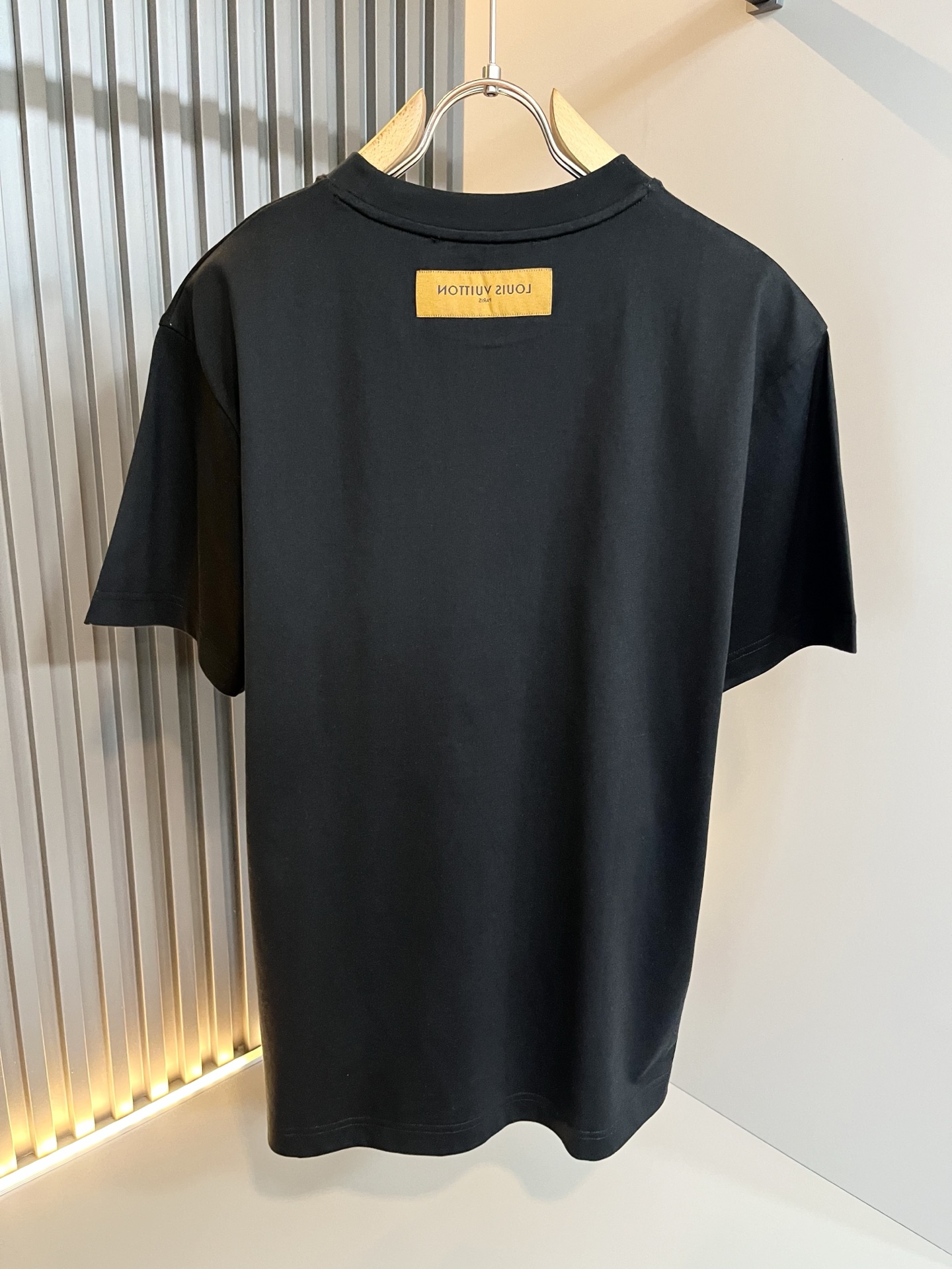 LouisVuitt*路易*登 2026春夏全新系列单品上线，非常时髦前卫的一款男女同款短袖T恤，标识l