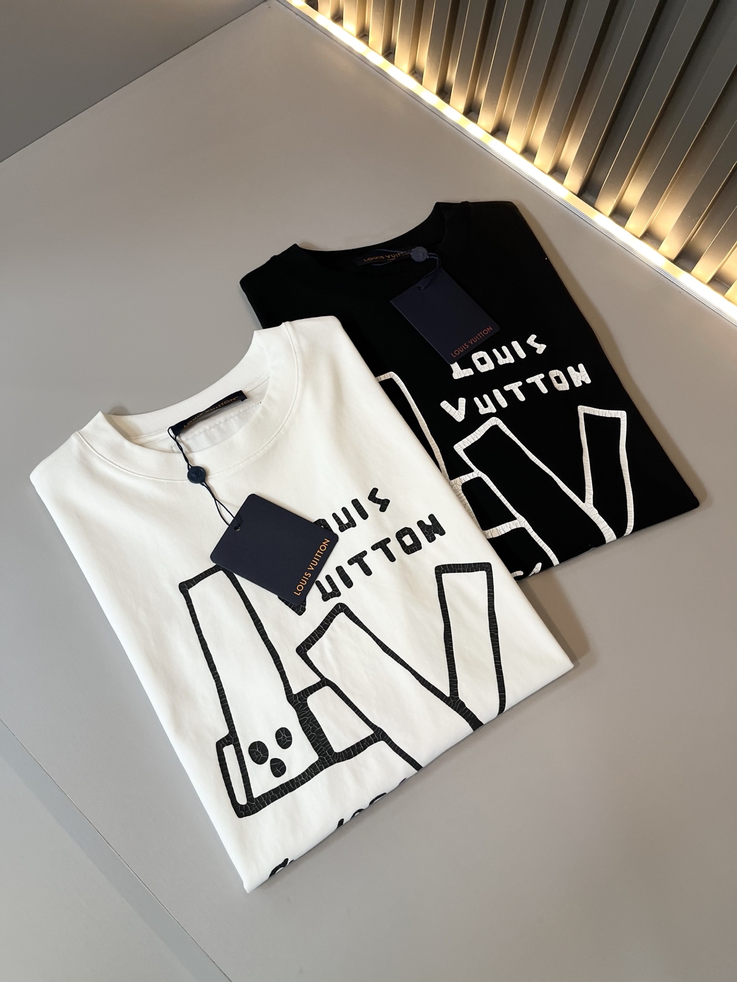 LouisVuitt*路易*登 2026春夏全新系列单品上线，非常时髦前卫的一款男女同款短袖T恤，标识l