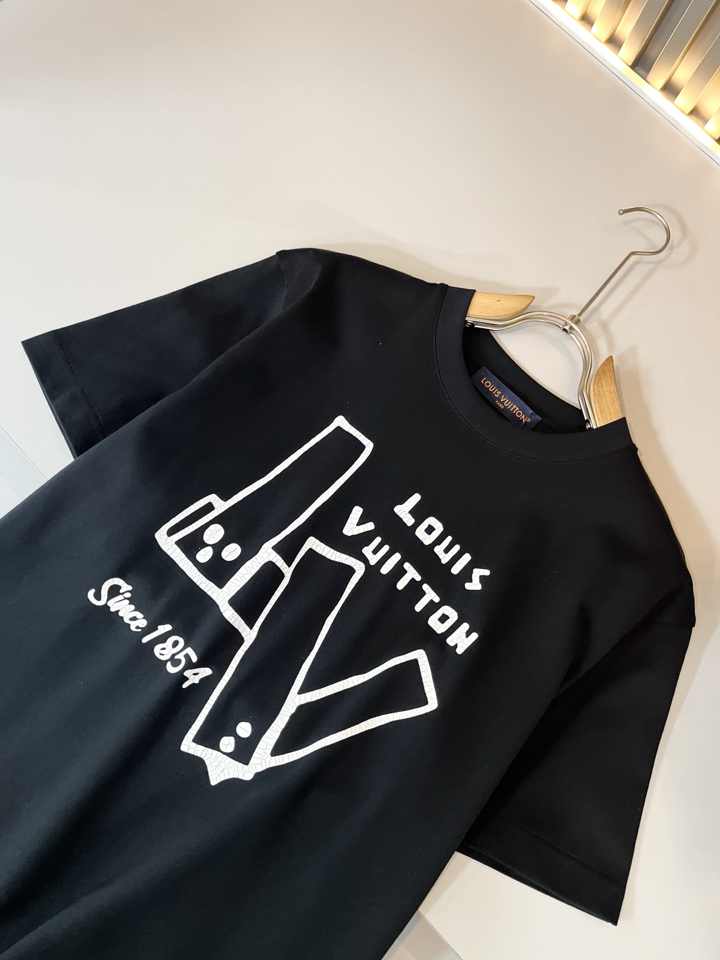 LouisVuitt*路易*登 2026春夏全新系列单品上线，非常时髦前卫的一款男女同款短袖T恤，标识l