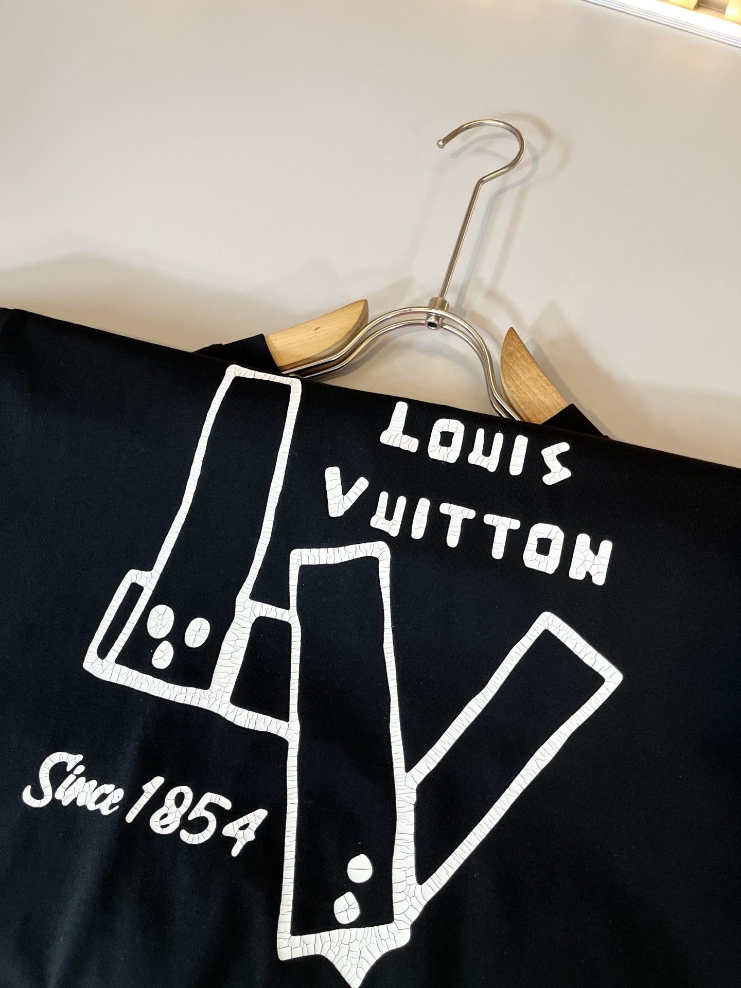 LouisVuitt*路易*登 2026春夏全新系列单品上线，非常时髦前卫的一款男女同款短袖T恤，标识l