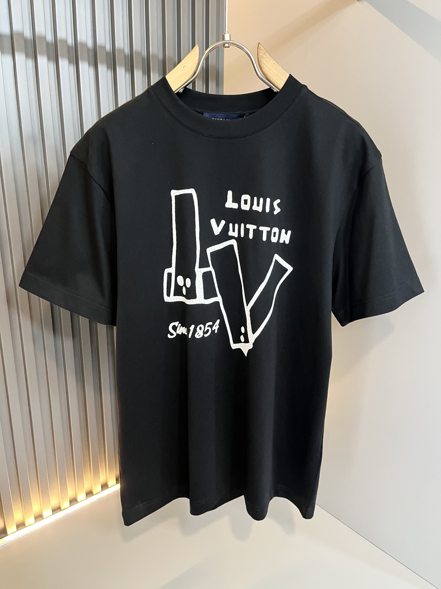 LouisVuitt*路易*登 2026春夏全新系列单品上线，非常时髦前卫的一款男女同款短袖T恤，标识l