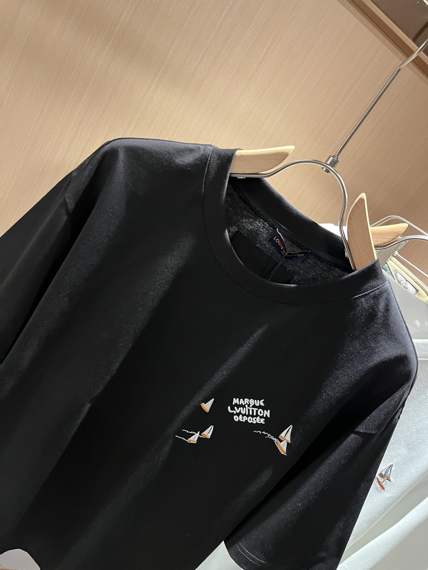 LouisVuitt*路易*登 2026春夏全新系列单品上线，非常时髦前卫的一款男女同款短袖T恤，标识l