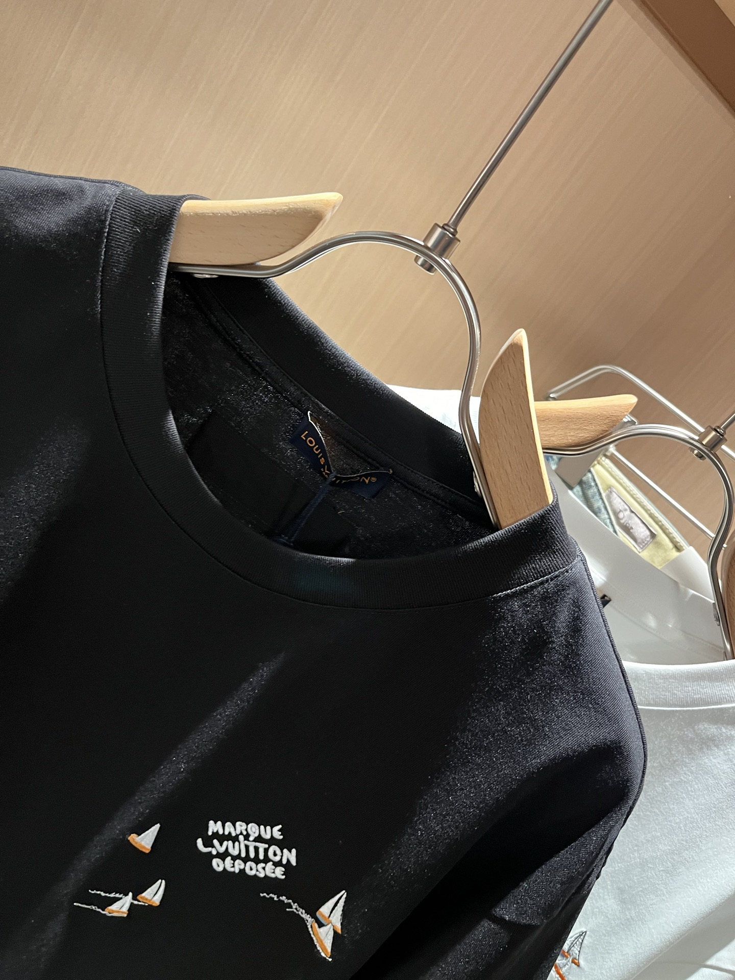 LouisVuitt*路易*登 2026春夏全新系列单品上线，非常时髦前卫的一款男女同款短袖T恤，标识l