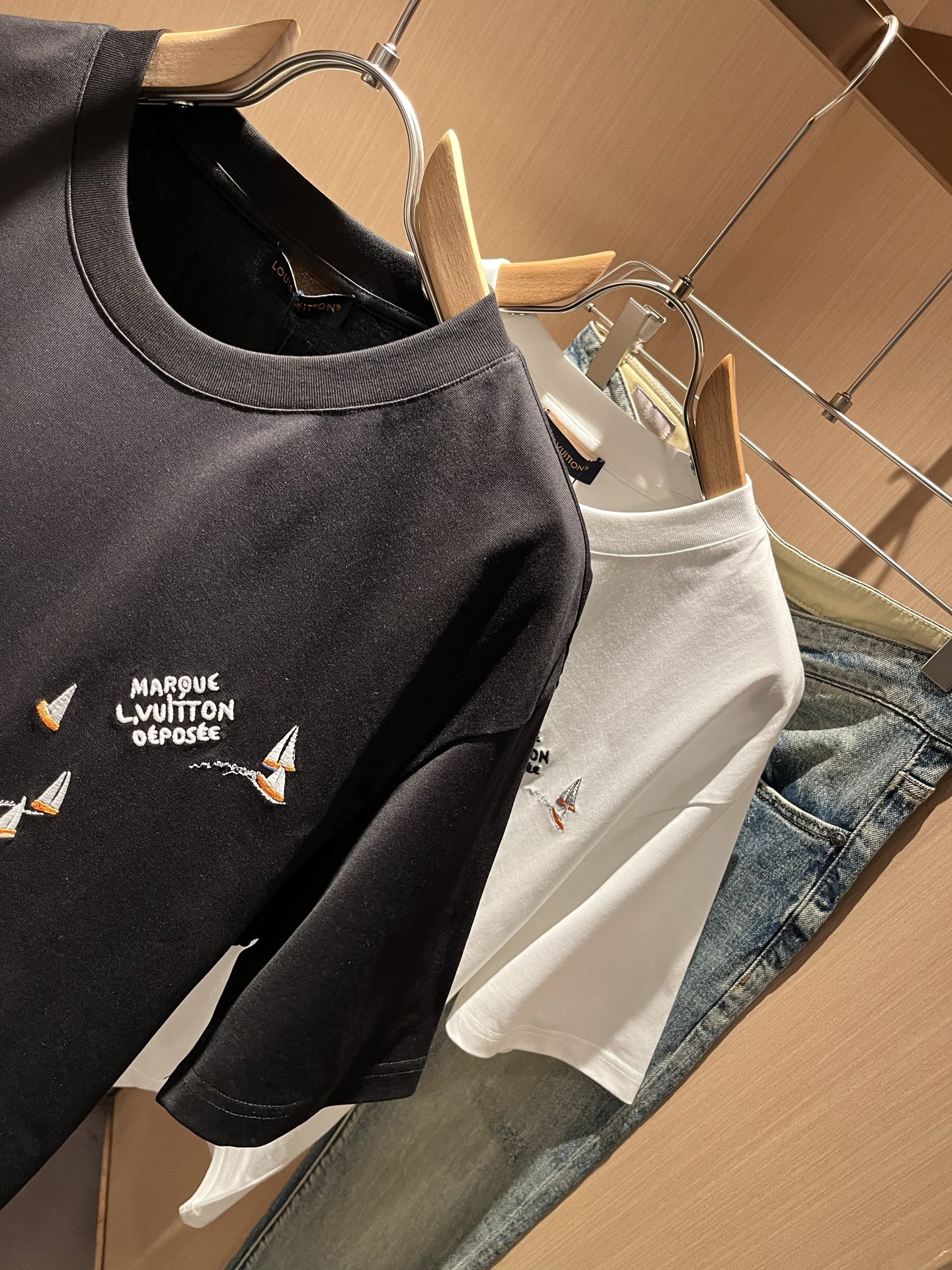 LouisVuitt*路易*登 2026春夏全新系列单品上线，非常时髦前卫的一款男女同款短袖T恤，标识l