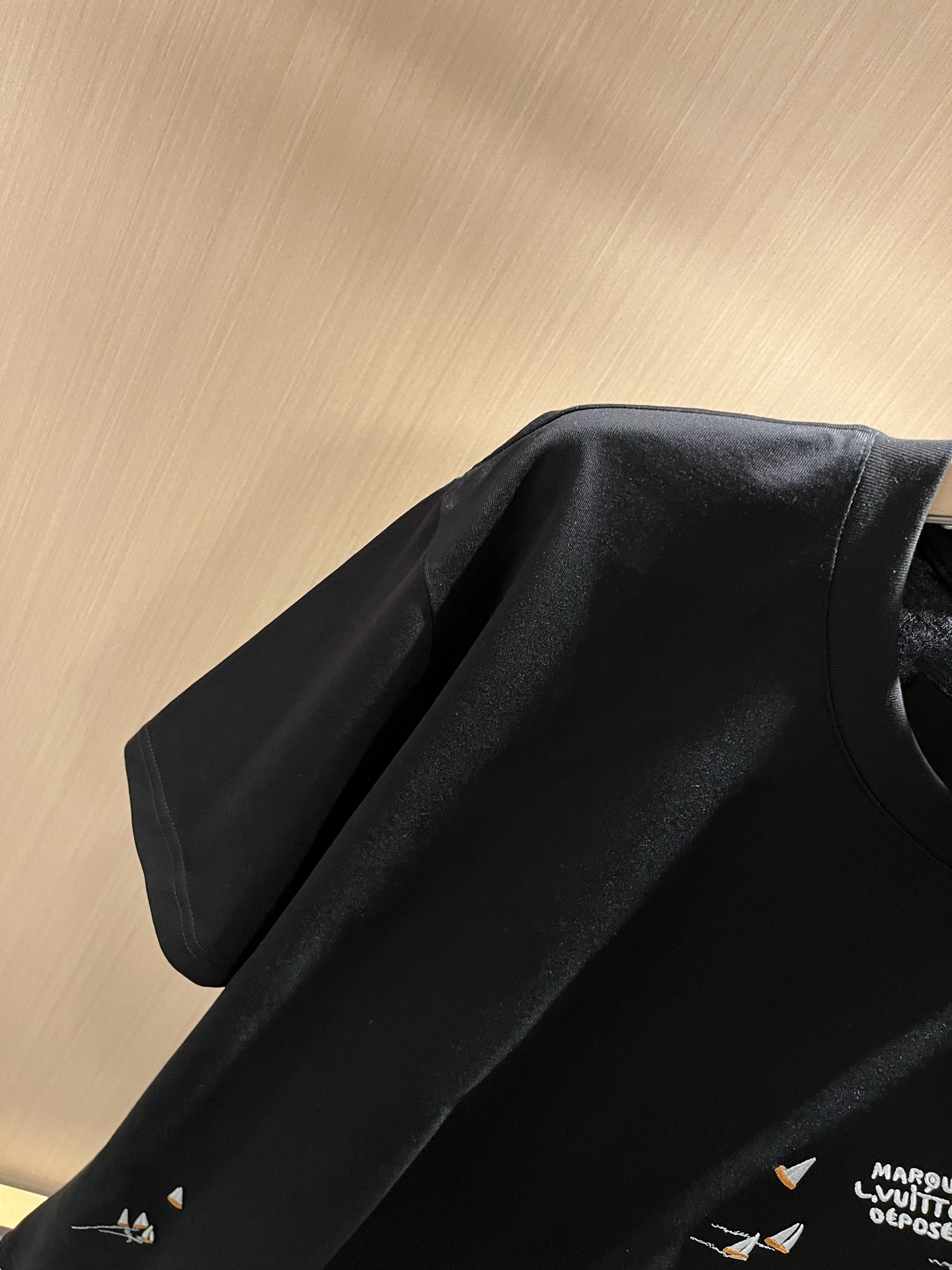 LouisVuitt*路易*登 2026春夏全新系列单品上线，非常时髦前卫的一款男女同款短袖T恤，标识l