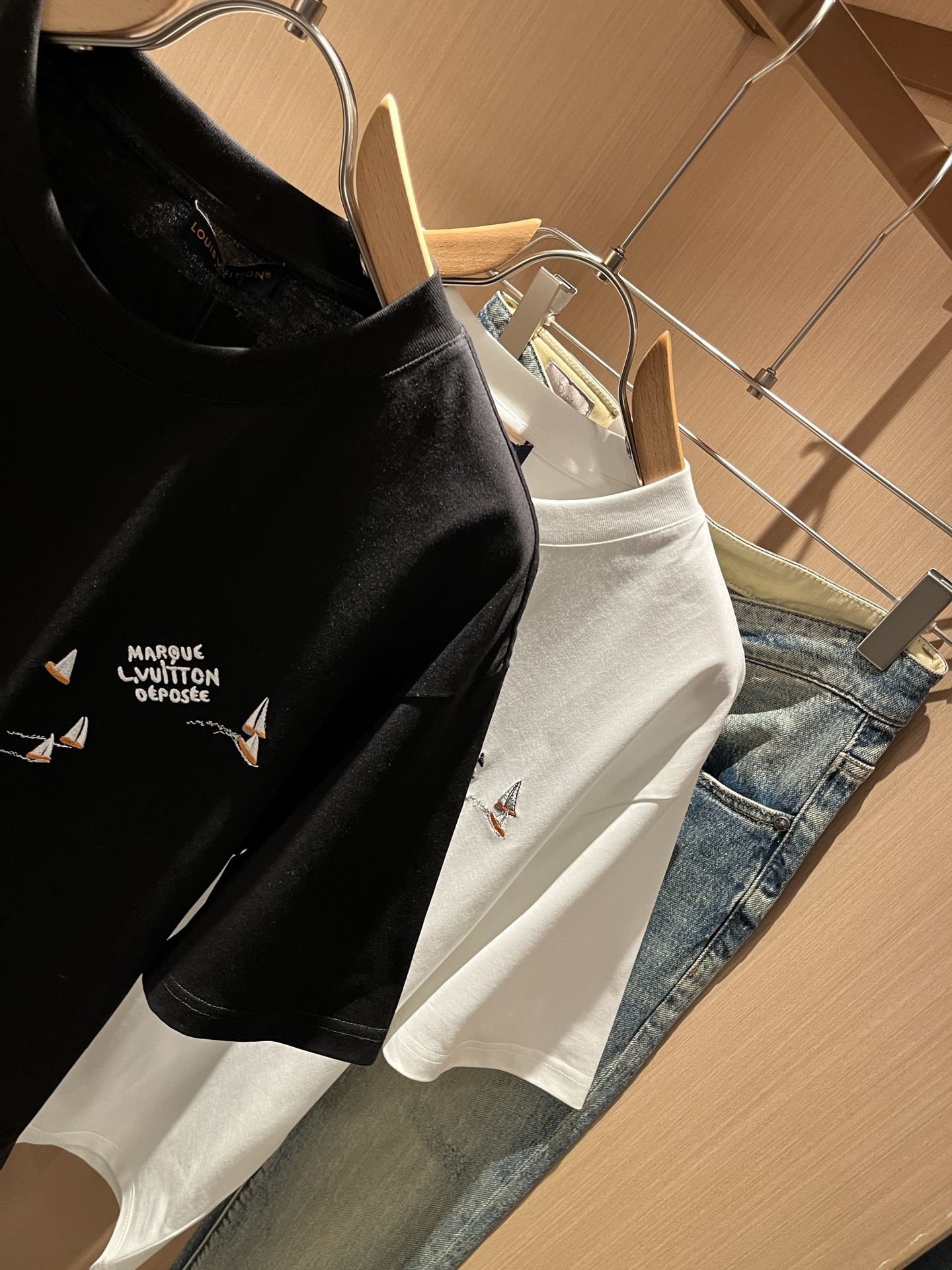 LouisVuitt*路易*登 2026春夏全新系列单品上线，非常时髦前卫的一款男女同款短袖T恤，标识l