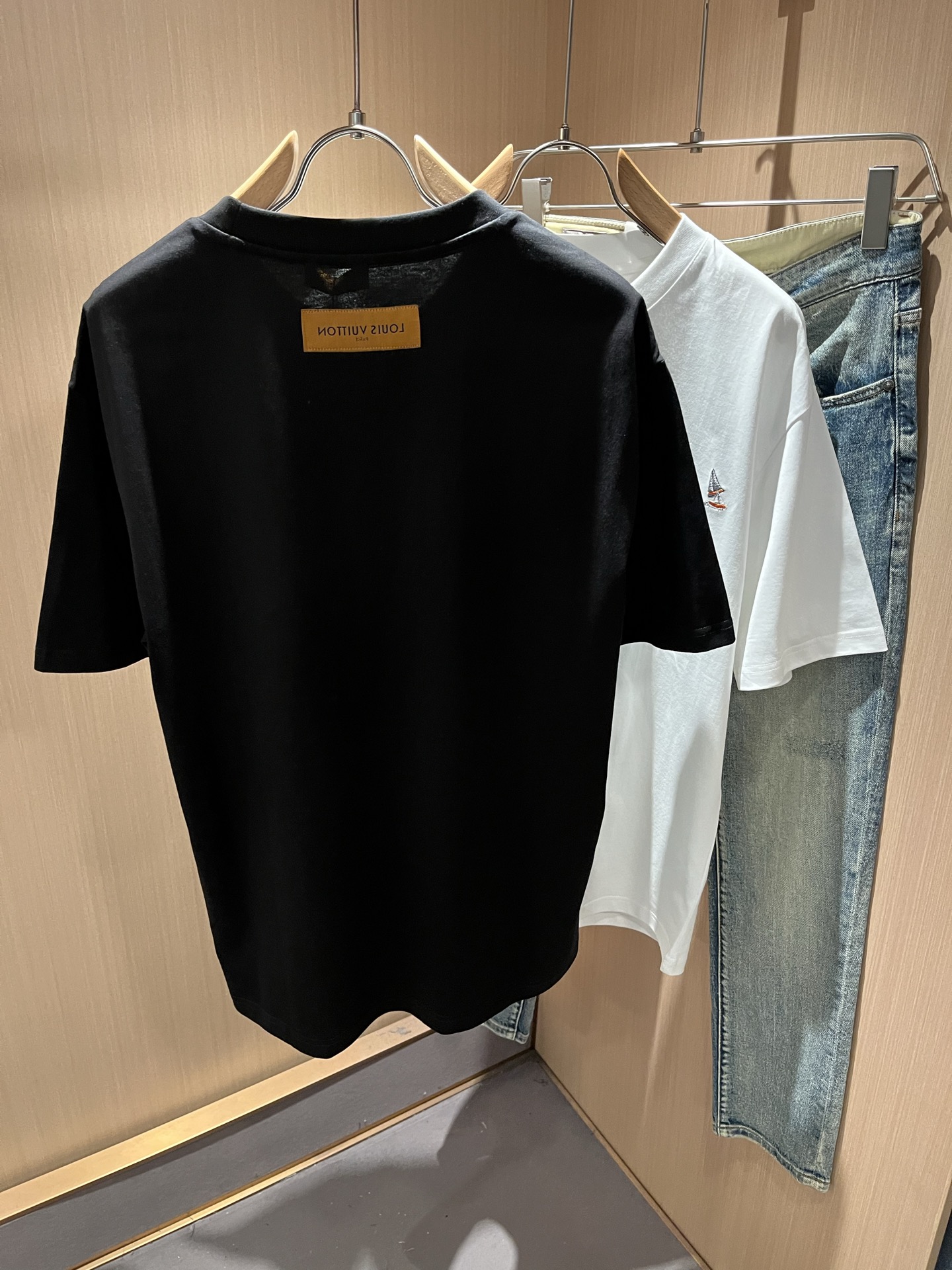 LouisVuitt*路易*登 2026春夏全新系列单品上线，非常时髦前卫的一款男女同款短袖T恤，标识l