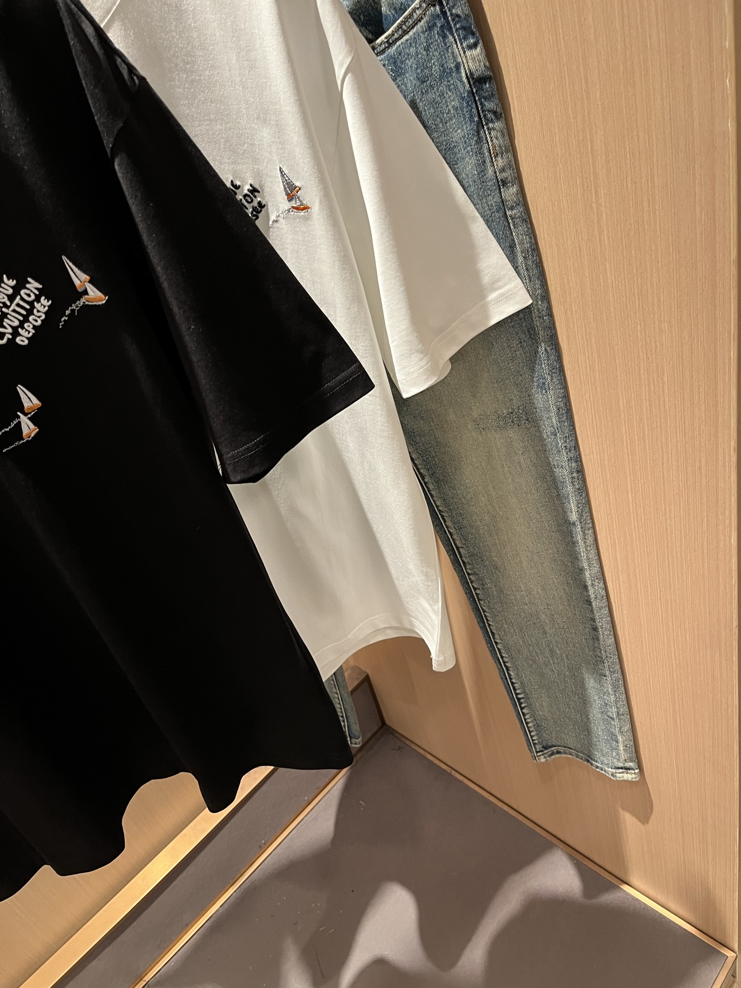 LouisVuitt*路易*登 2026春夏全新系列单品上线，非常时髦前卫的一款男女同款短袖T恤，标识l