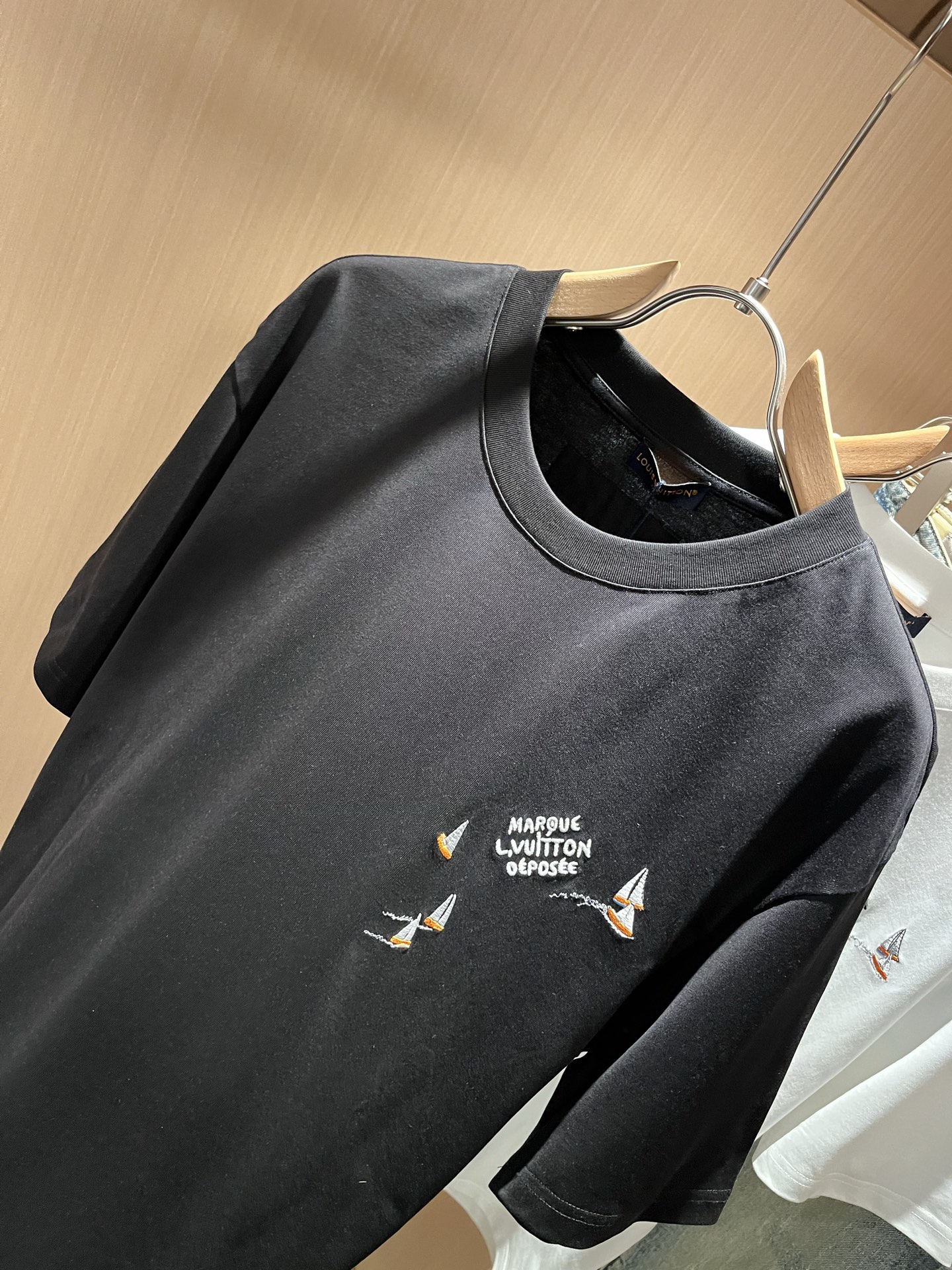 LouisVuitt*路易*登 2026春夏全新系列单品上线，非常时髦前卫的一款男女同款短袖T恤，标识l