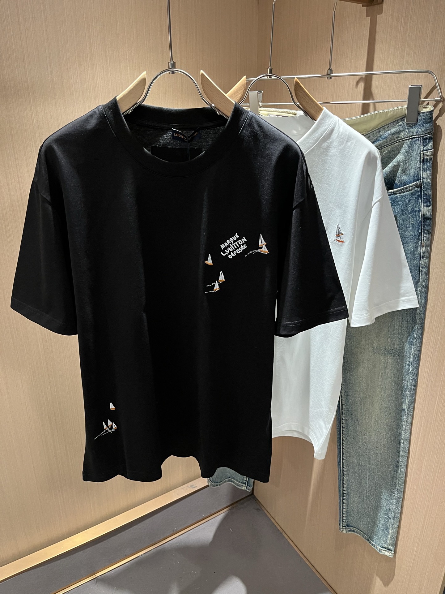 LouisVuitt*路易*登 2026春夏全新系列单品上线，非常时髦前卫的一款男女同款短袖T恤，标识l