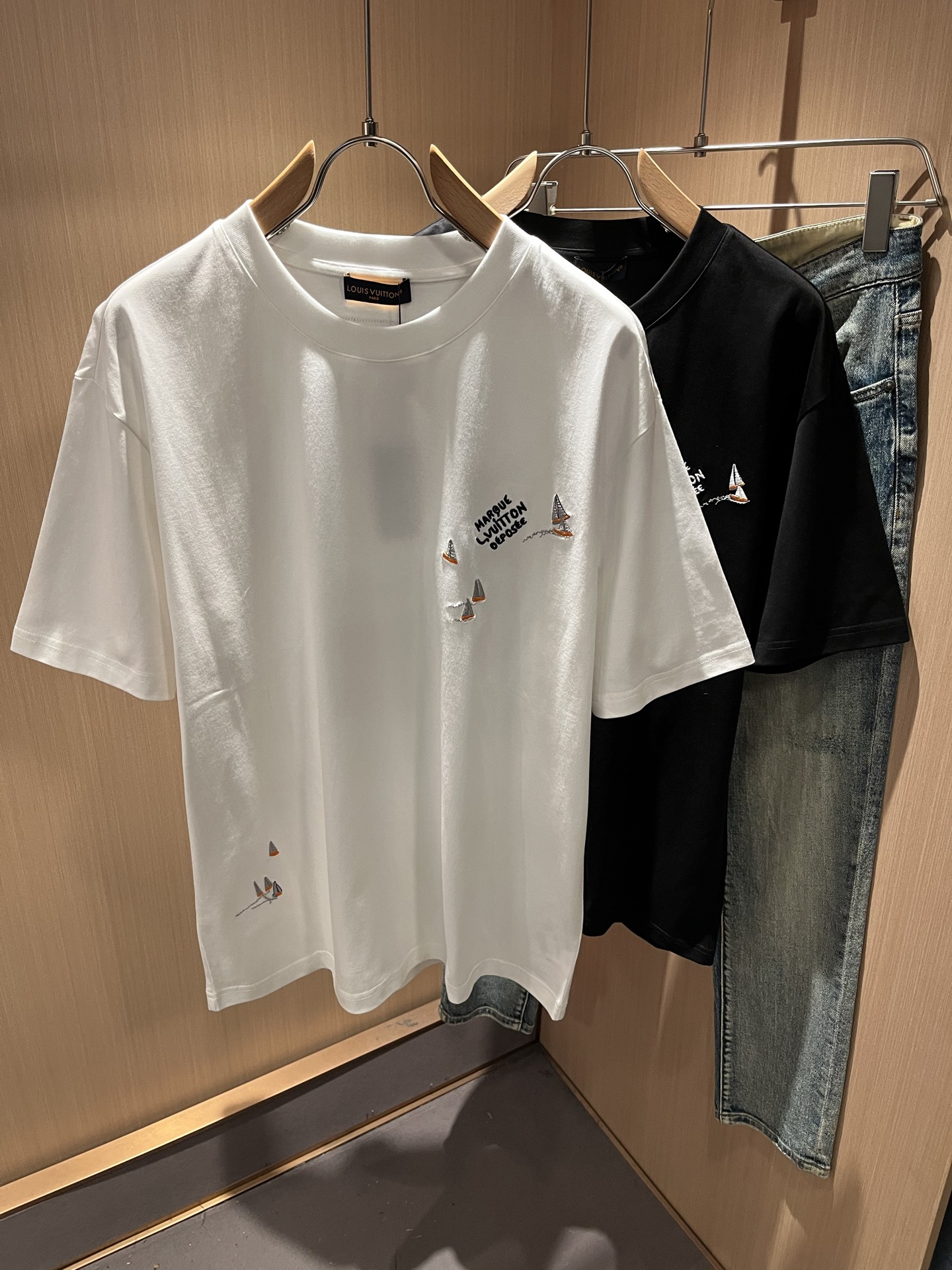 LouisVuitt*路易*登 2026春夏全新系列单品上线，非常时髦前卫的一款男女同款短袖T恤，标识l