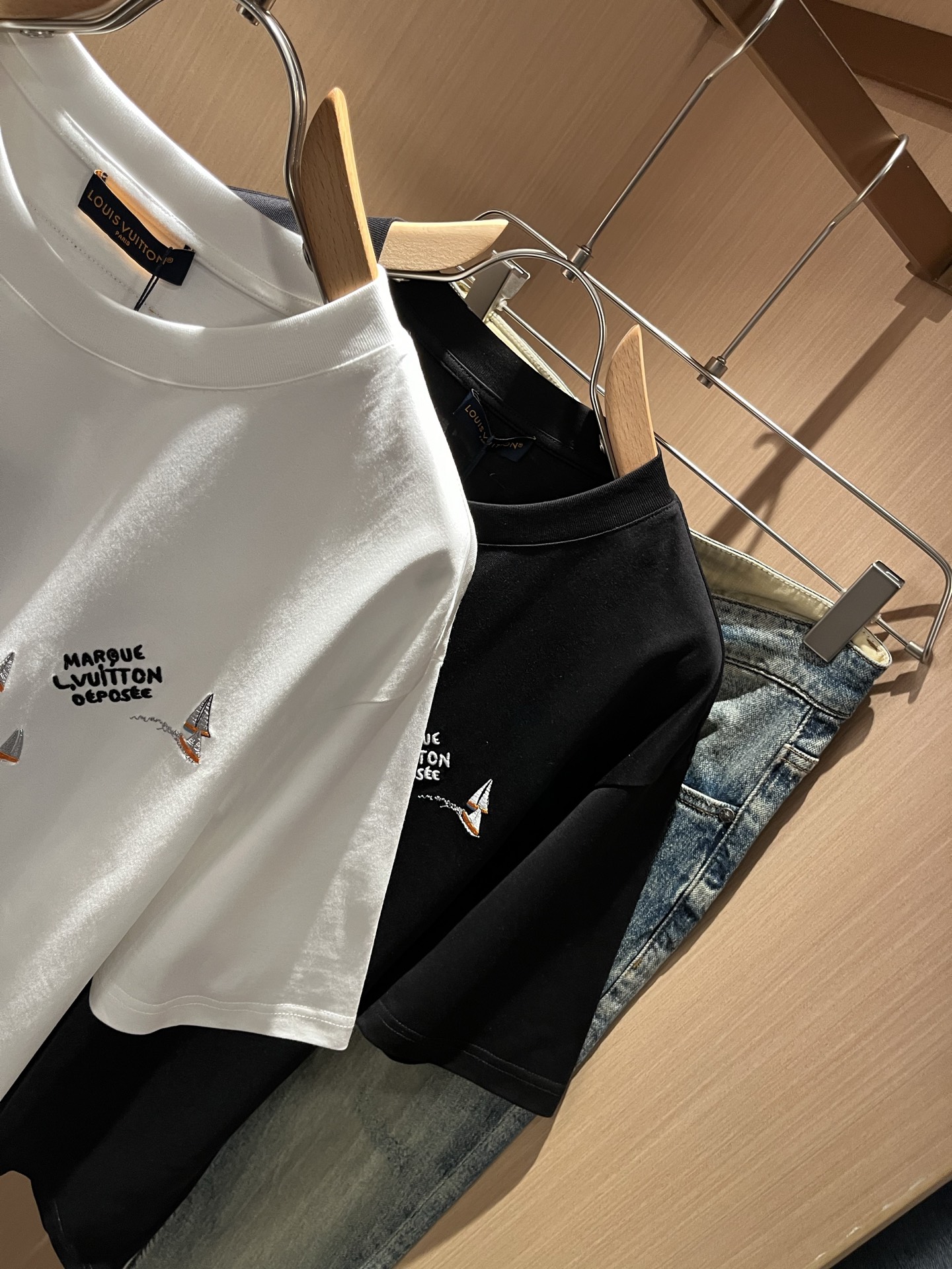 LouisVuitt*路易*登 2026春夏全新系列单品上线，非常时髦前卫的一款男女同款短袖T恤，标识l