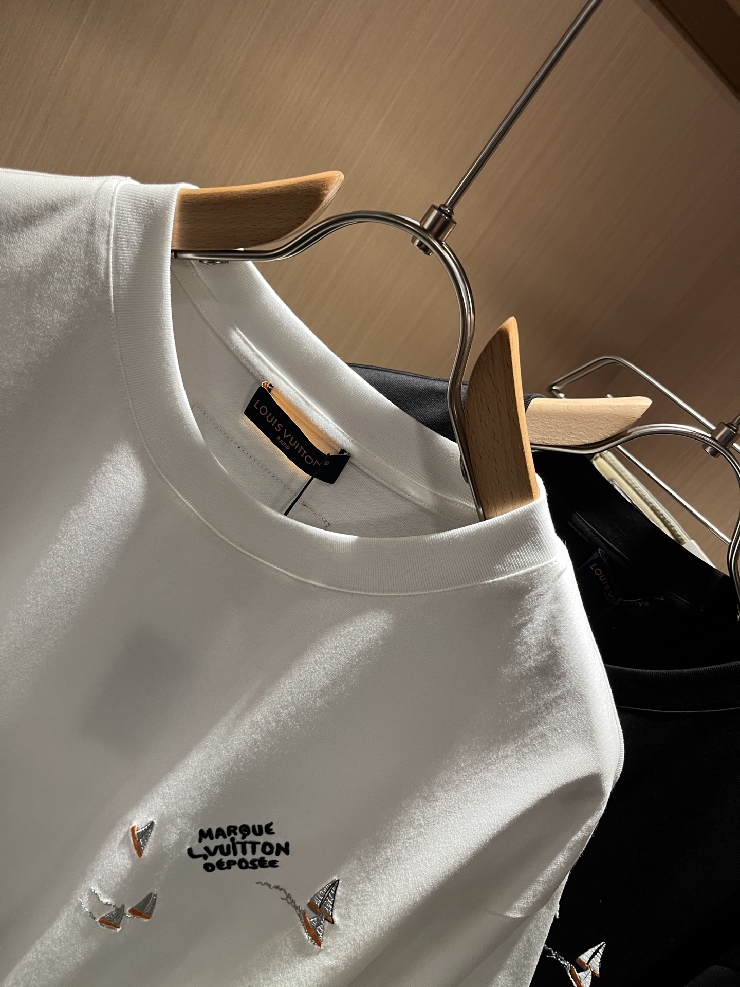 LouisVuitt*路易*登 2026春夏全新系列单品上线，非常时髦前卫的一款男女同款短袖T恤，标识l