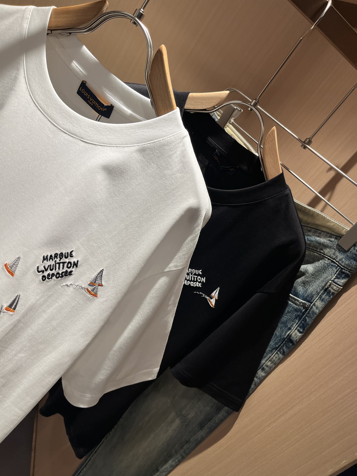 LouisVuitt*路易*登 2026春夏全新系列单品上线，非常时髦前卫的一款男女同款短袖T恤，标识l