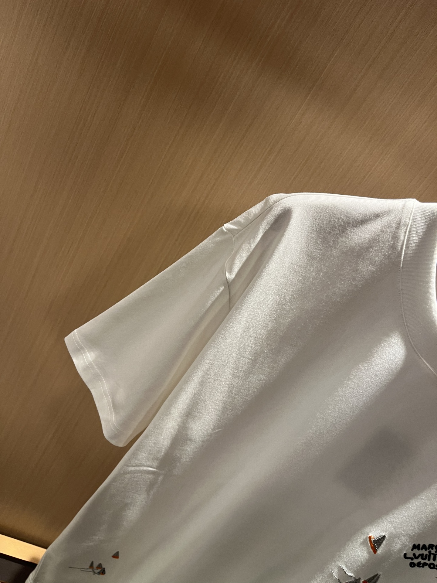 LouisVuitt*路易*登 2026春夏全新系列单品上线，非常时髦前卫的一款男女同款短袖T恤，标识l