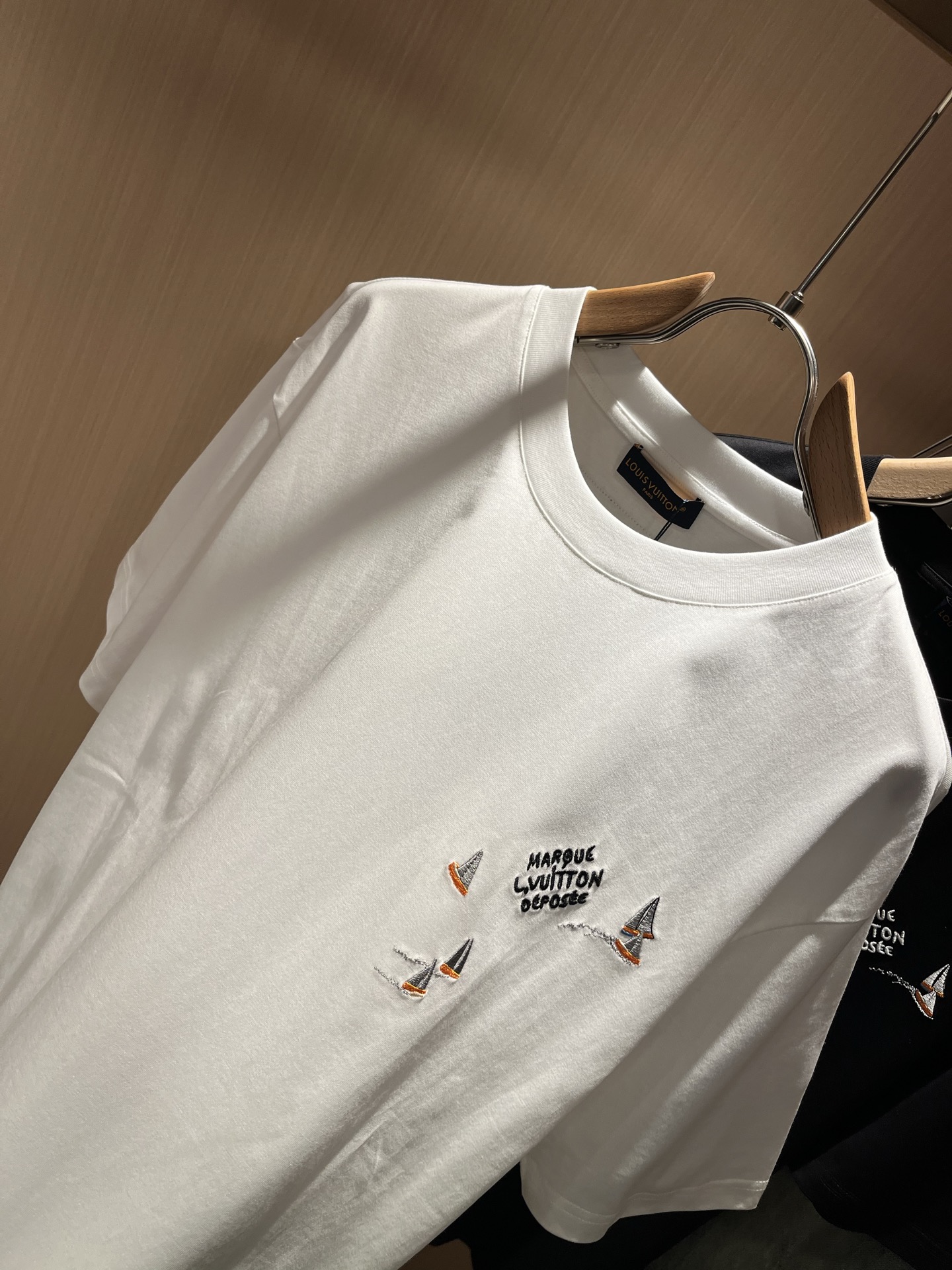 LouisVuitt*路易*登 2026春夏全新系列单品上线，非常时髦前卫的一款男女同款短袖T恤，标识l