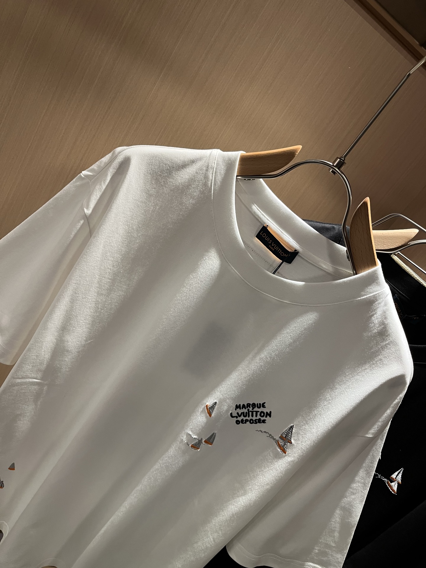 LouisVuitt*路易*登 2026春夏全新系列单品上线，非常时髦前卫的一款男女同款短袖T恤，标识l