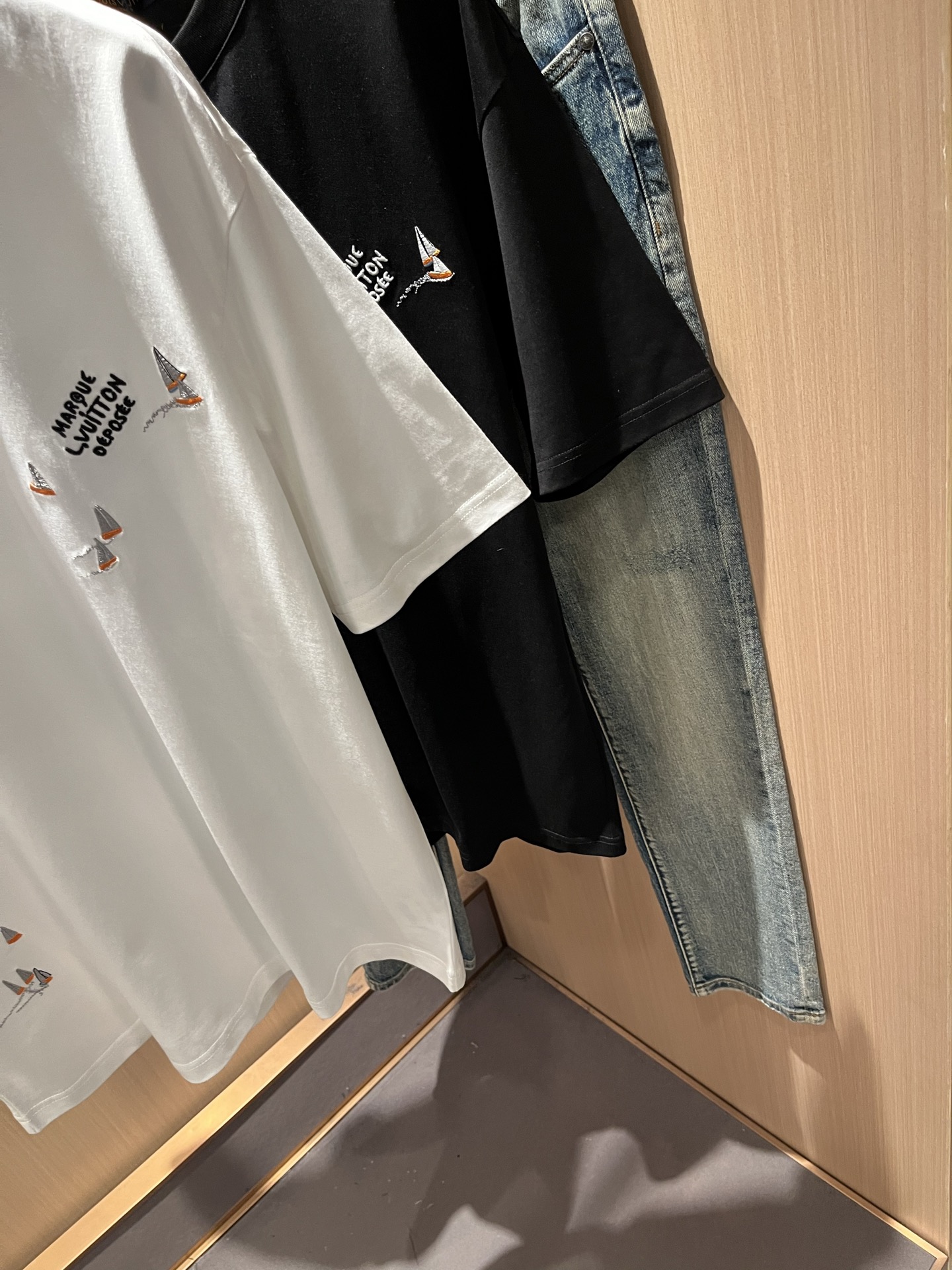 LouisVuitt*路易*登 2026春夏全新系列单品上线，非常时髦前卫的一款男女同款短袖T恤，标识l