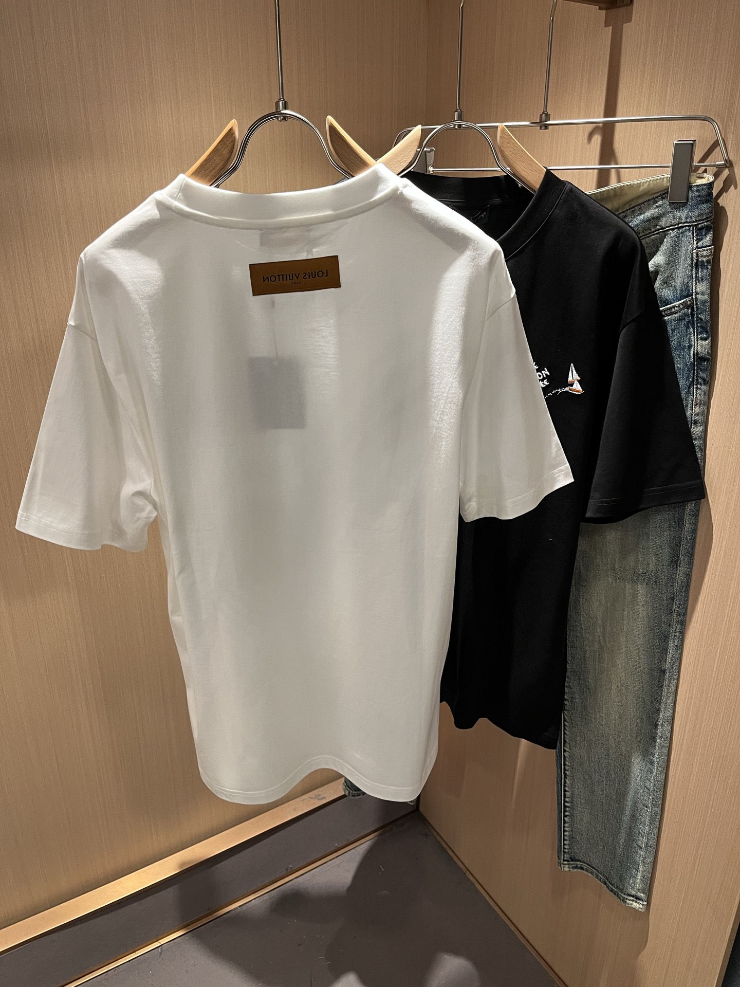 LouisVuitt*路易*登 2026春夏全新系列单品上线，非常时髦前卫的一款男女同款短袖T恤，标识l