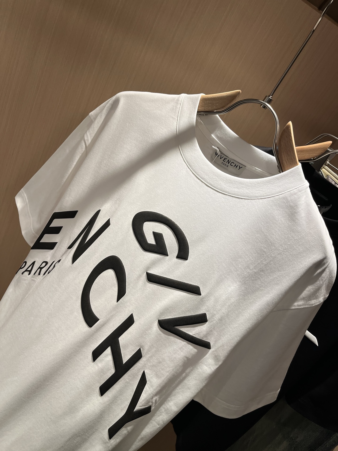 Giv*chy/纪*希2026春夏新款男女同款👫短袖T恤，主创时尚注入了全新时尚能量。通过探索各种题材和