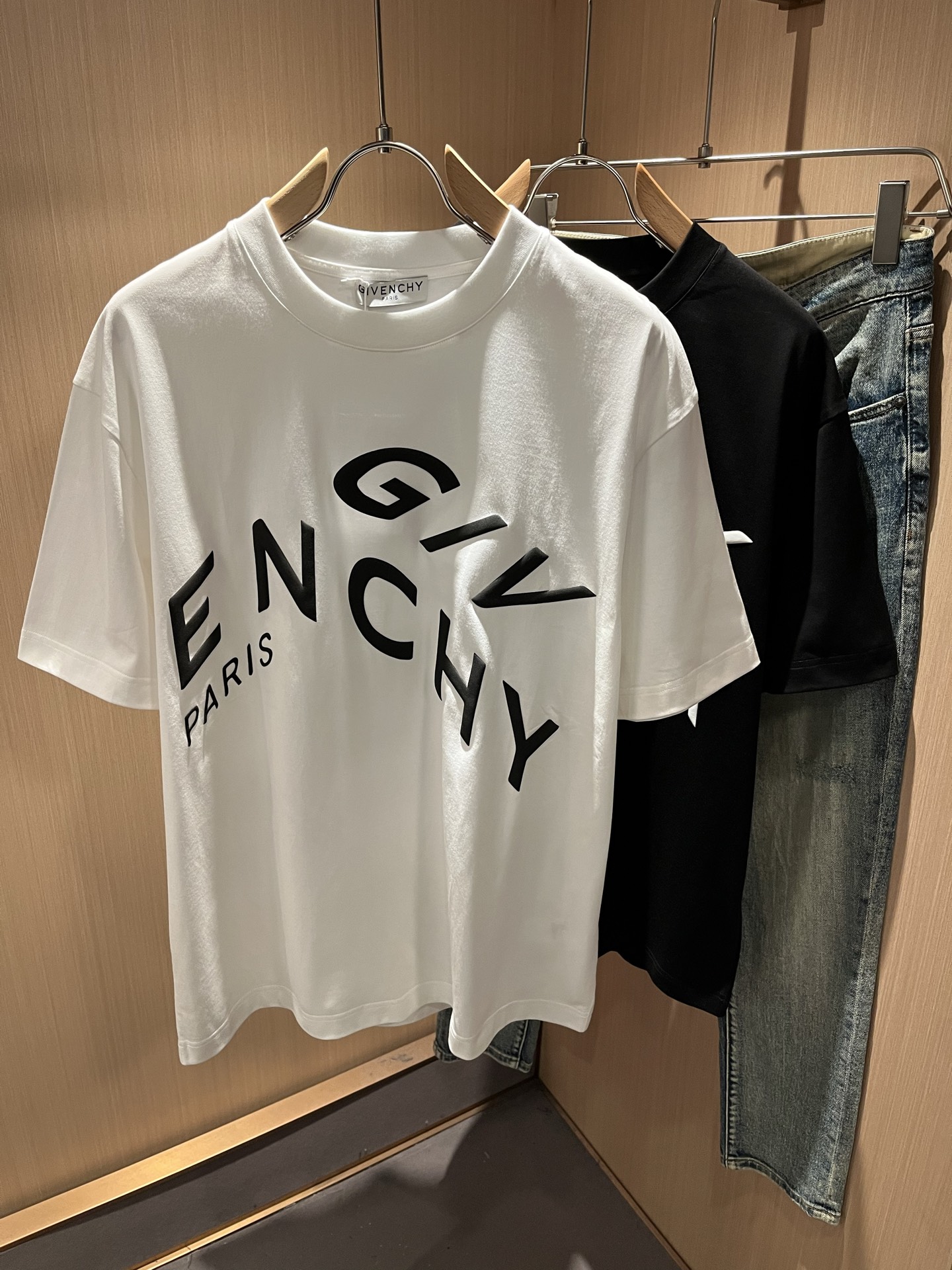 Giv*chy/纪*希2026春夏新款男女同款👫短袖T恤，主创时尚注入了全新时尚能量。通过探索各种题材和