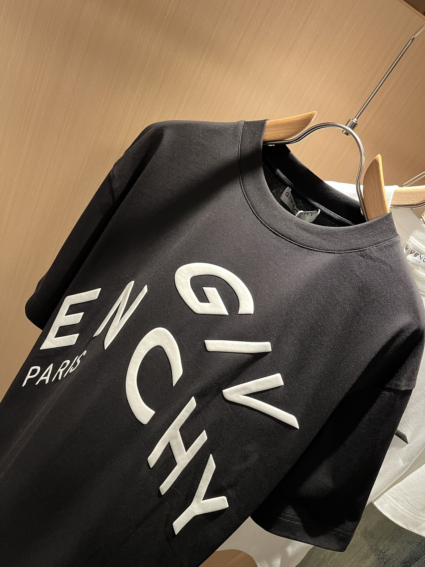 Giv*chy/纪*希2026春夏新款男女同款👫短袖T恤，主创时尚注入了全新时尚能量。通过探索各种题材和