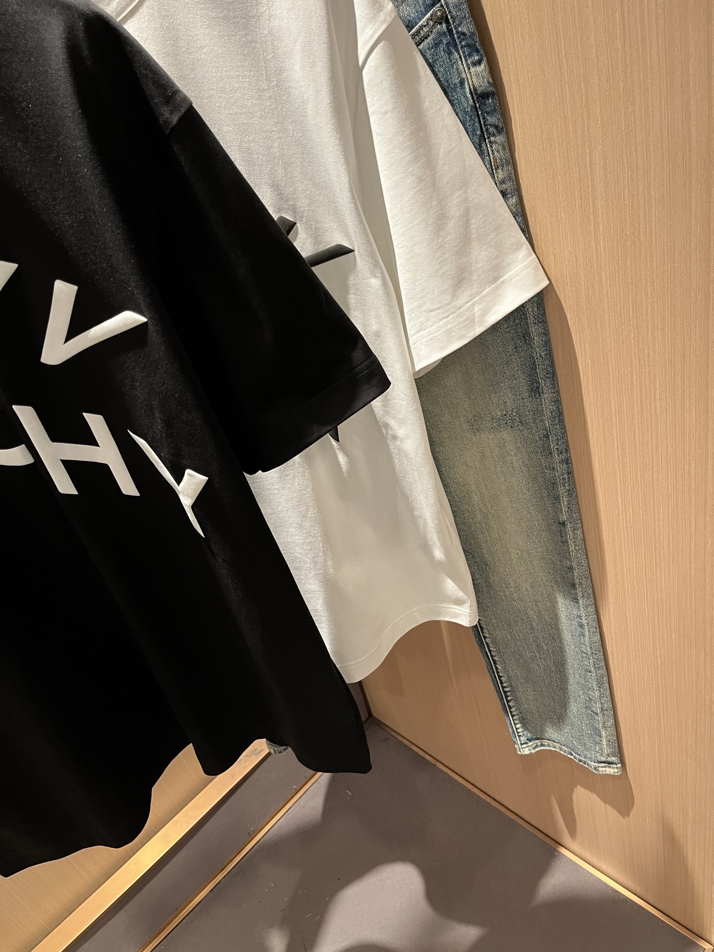 Giv*chy/纪*希2026春夏新款男女同款👫短袖T恤，主创时尚注入了全新时尚能量。通过探索各种题材和