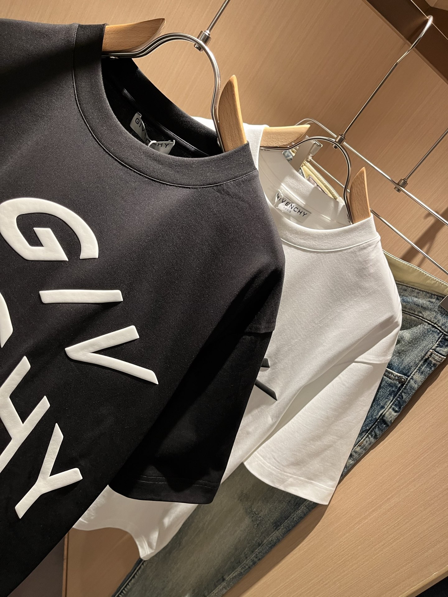 Giv*chy/纪*希2026春夏新款男女同款👫短袖T恤，主创时尚注入了全新时尚能量。通过探索各种题材和