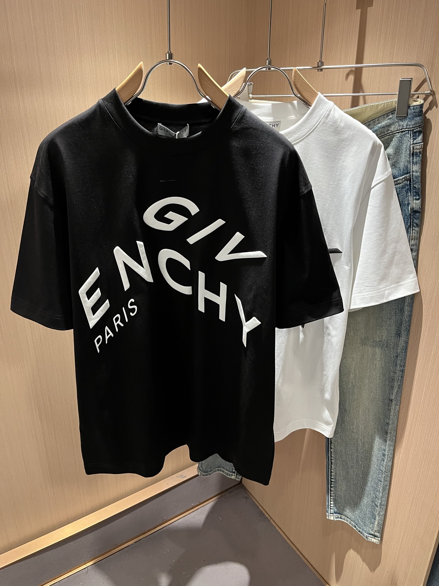 Giv*chy/纪*希2026春夏新款男女同款👫短袖T恤，主创时尚注入了全新时尚能量。通过探索各种题材和