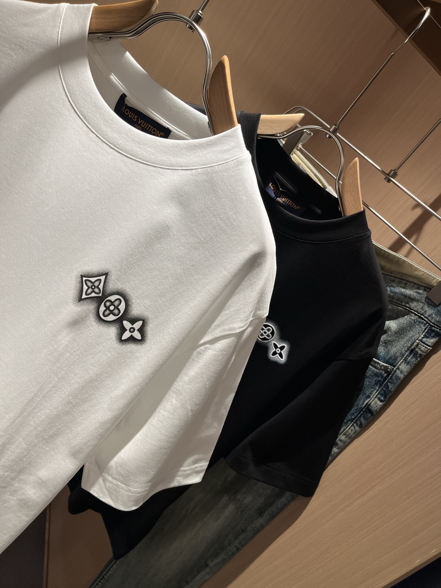 LouisVuitt*路易*登 2026春夏全新系列单品上线，非常时髦前卫的一款男女同款短袖T恤，标识l