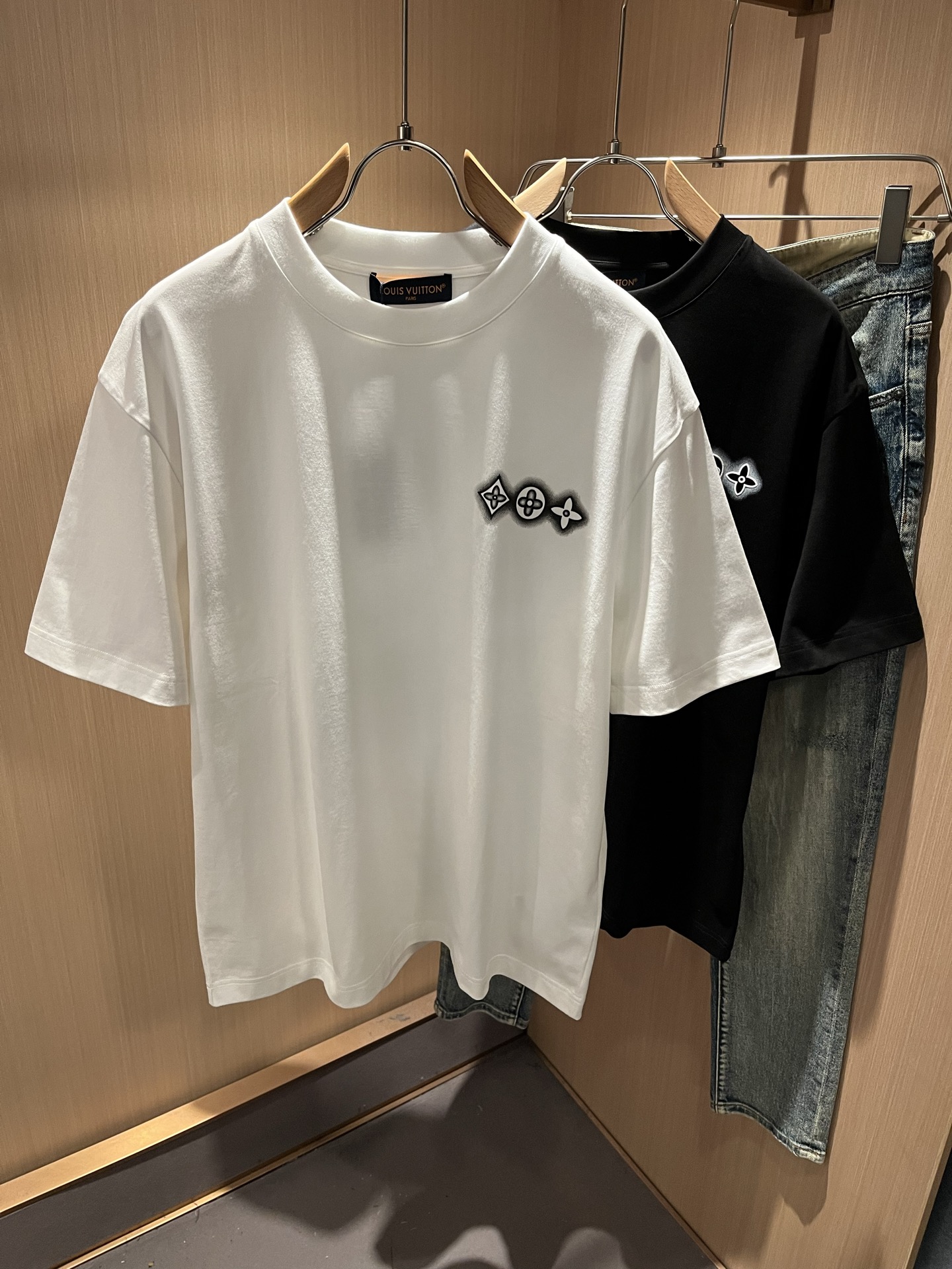 LouisVuitt*路易*登 2026春夏全新系列单品上线，非常时髦前卫的一款男女同款短袖T恤，标识l