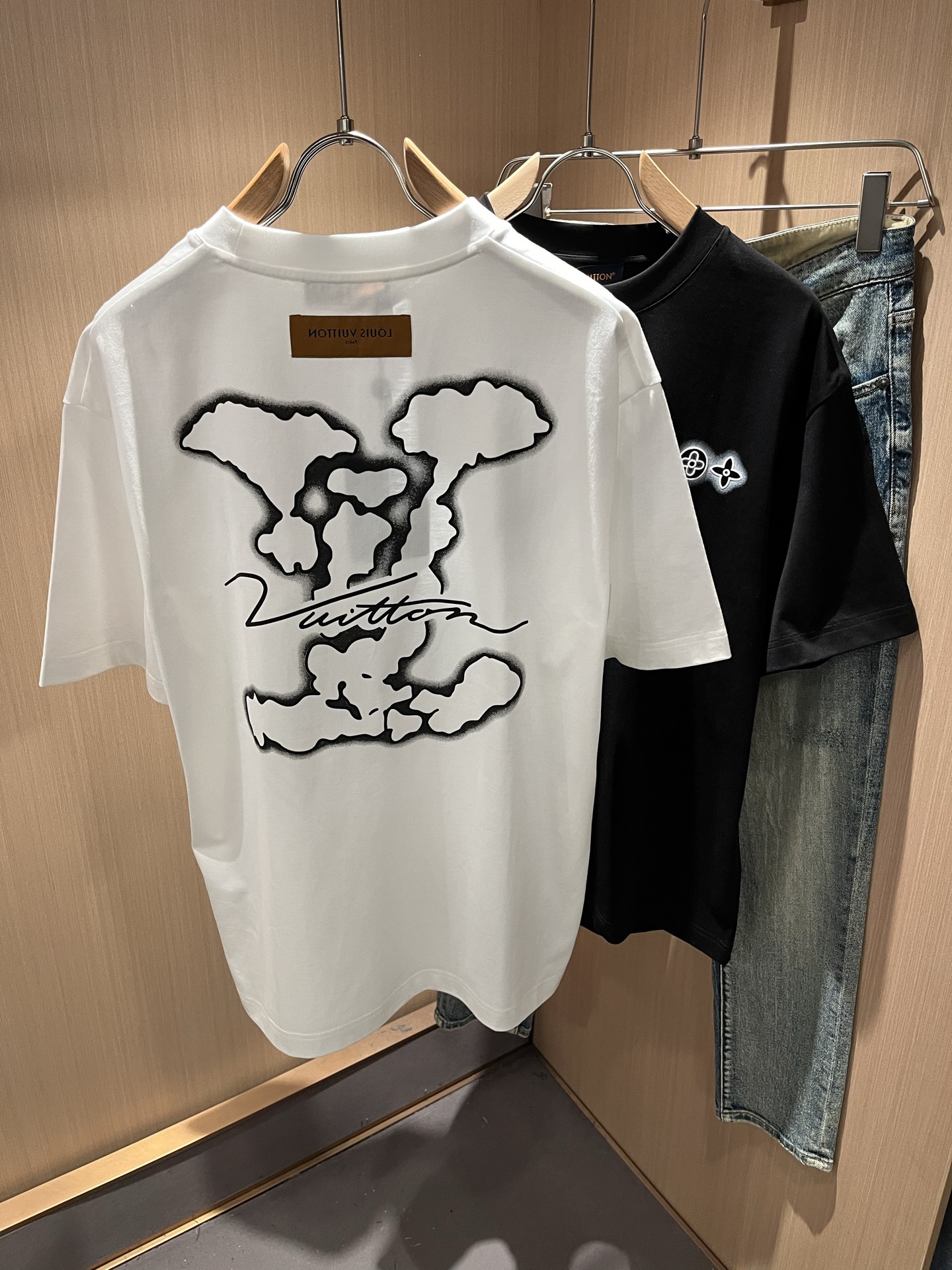 LouisVuitt*路易*登 2026春夏全新系列单品上线，非常时髦前卫的一款男女同款短袖T恤，标识l