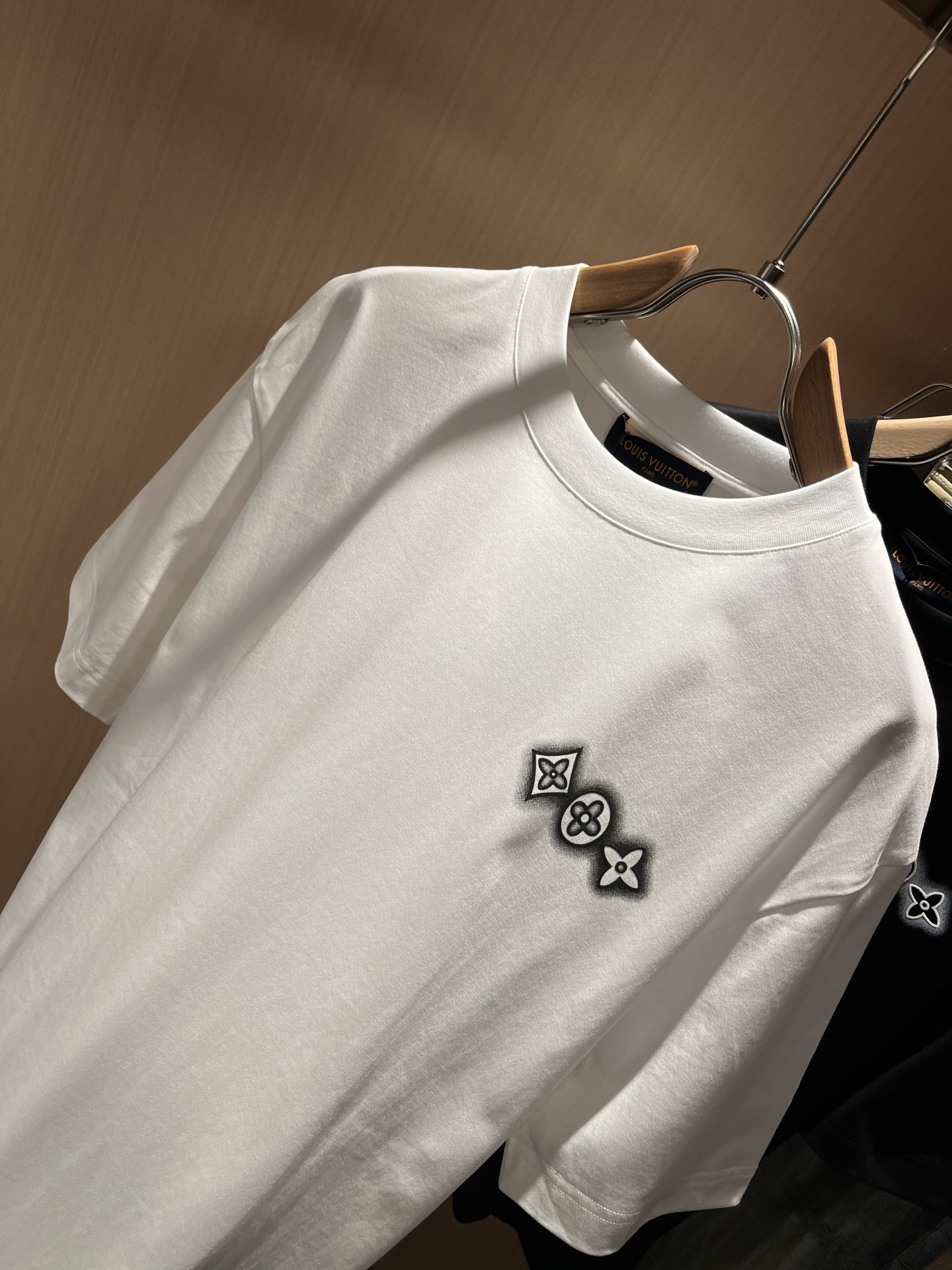 LouisVuitt*路易*登 2026春夏全新系列单品上线，非常时髦前卫的一款男女同款短袖T恤，标识l