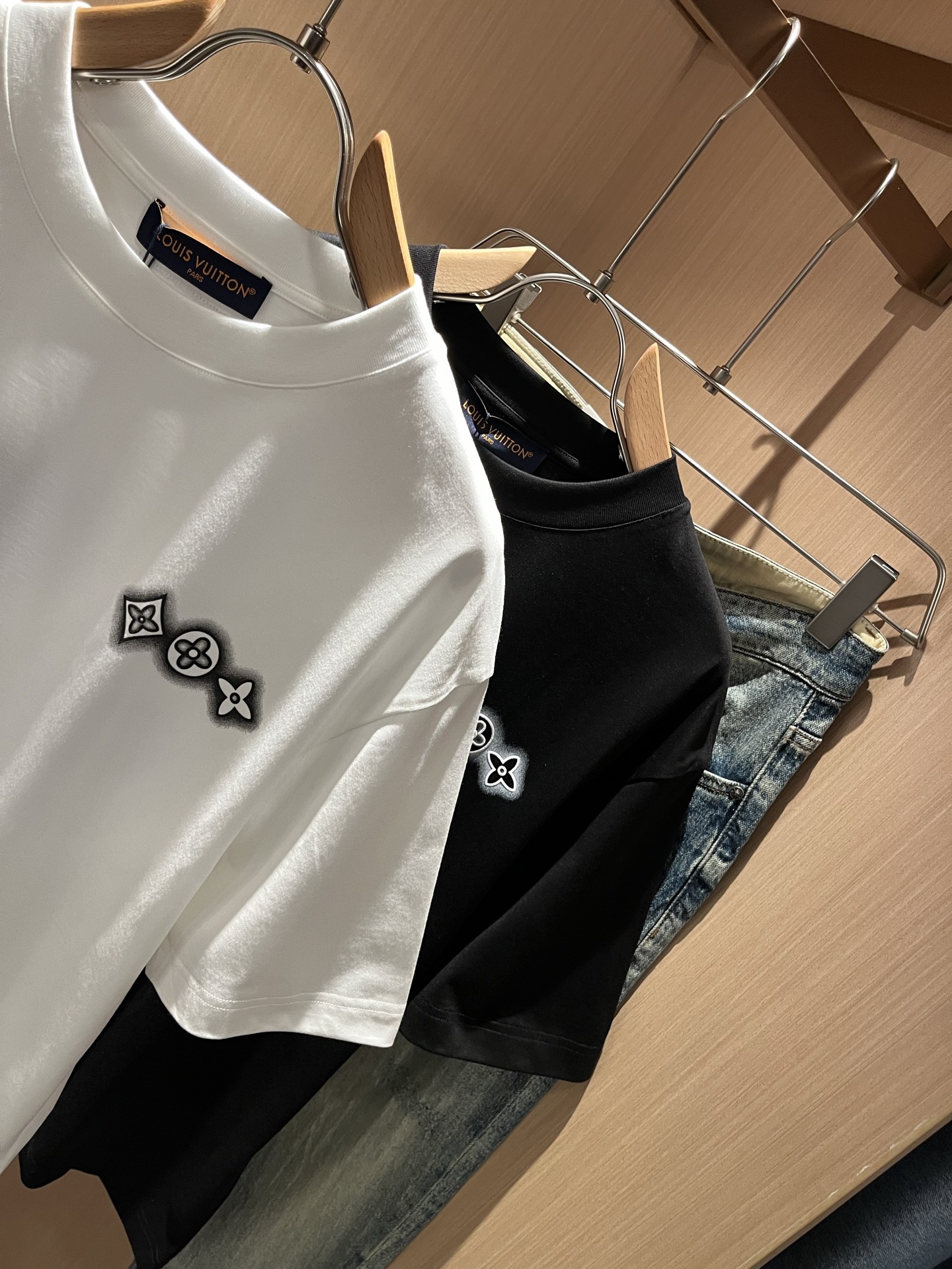 LouisVuitt*路易*登 2026春夏全新系列单品上线，非常时髦前卫的一款男女同款短袖T恤，标识l