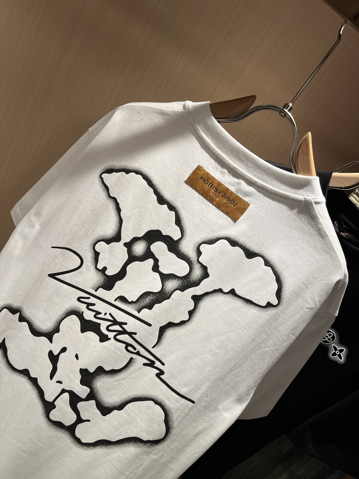 LouisVuitt*路易*登 2026春夏全新系列单品上线，非常时髦前卫的一款男女同款短袖T恤，标识l