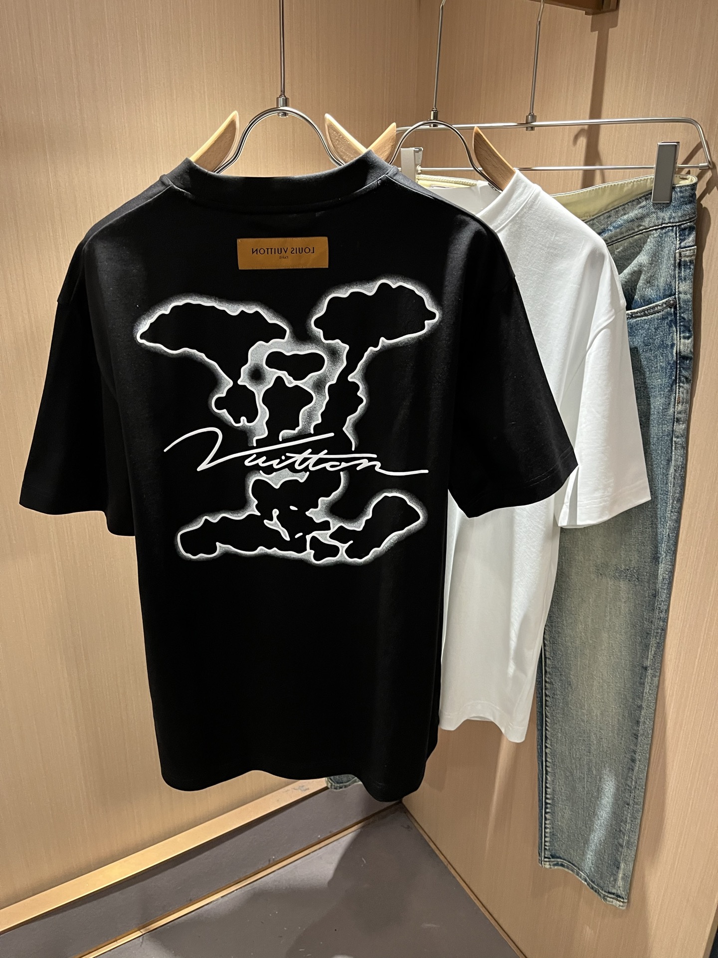 LouisVuitt*路易*登 2026春夏全新系列单品上线，非常时髦前卫的一款男女同款短袖T恤，标识l