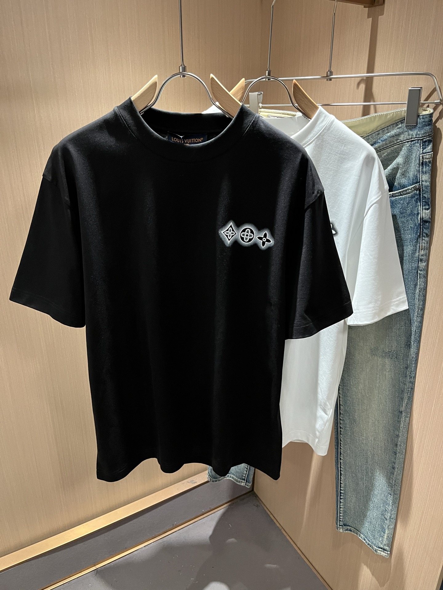 LouisVuitt*路易*登 2026春夏全新系列单品上线，非常时髦前卫的一款男女同款短袖T恤，标识l
