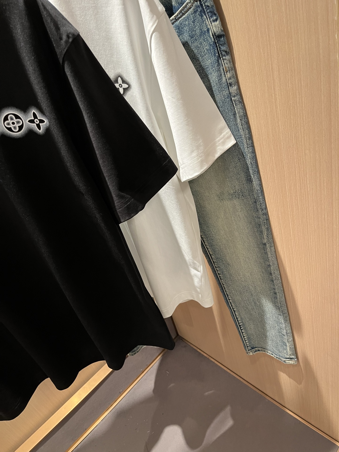 LouisVuitt*路易*登 2026春夏全新系列单品上线，非常时髦前卫的一款男女同款短袖T恤，标识l